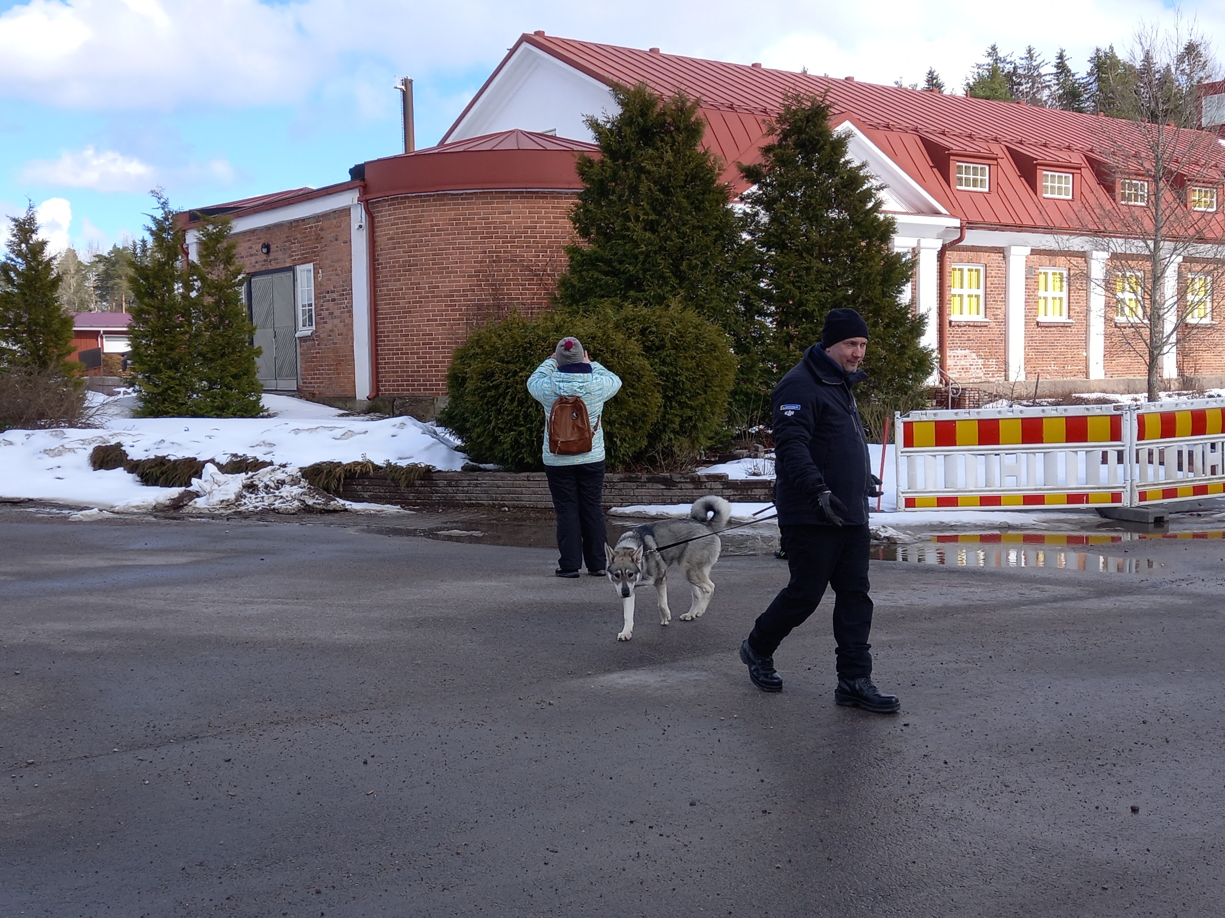 Talvinen Saaren kartanon tallin pääty rephoto