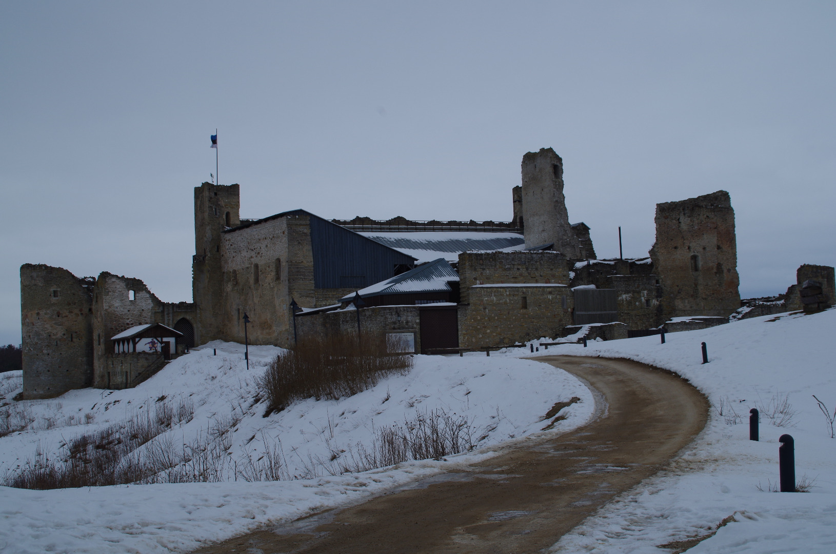 Photo, view of Rakvere (Wesenberg) fortress 19th century. At the end rephoto