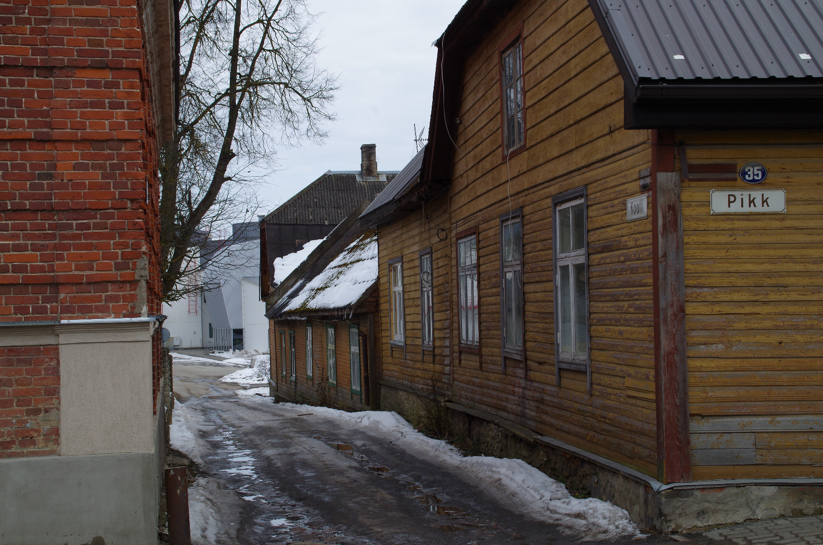 Bright teapot in Rakvere on Pikal Street rephoto