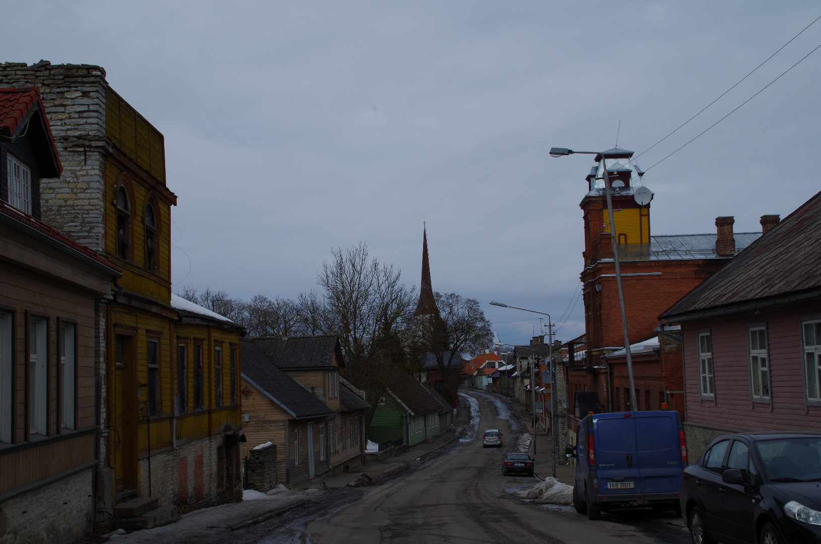Pikk tänav, tagaplaanil Kolmainu kirik rephoto