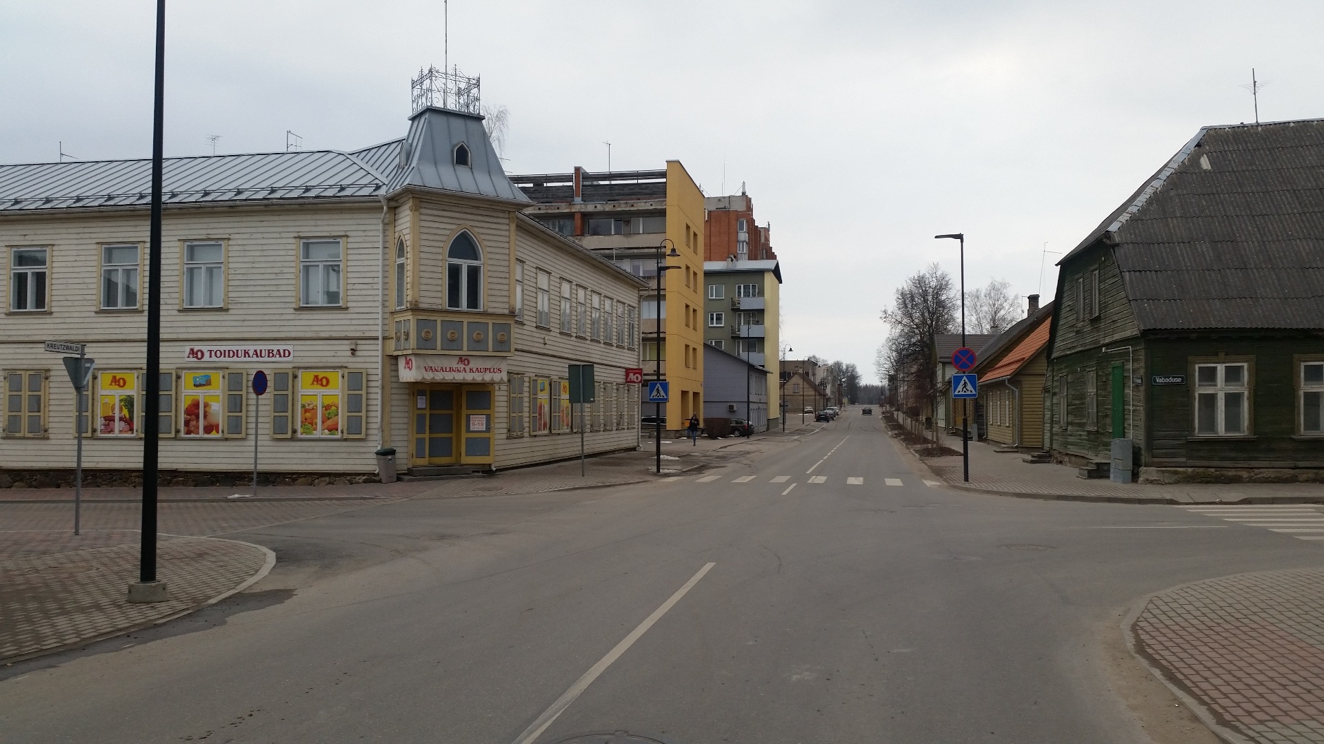 Photo.  View from the corner of Kesktänava to the buildings on the street of Riga towards Tartu Street. rephoto