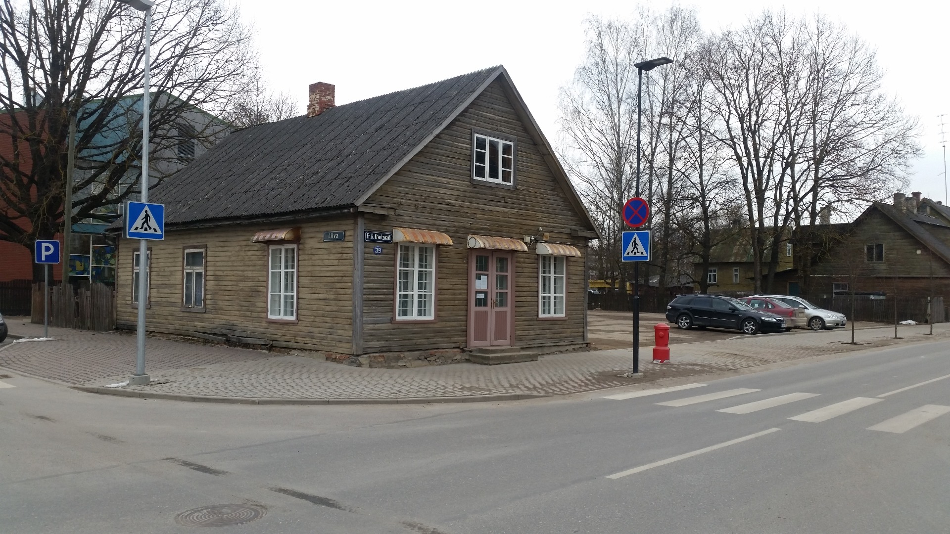 Photo. Building in Võrus Kreutzwald t. 39, where until 1963 the photo axis of the service combination was located in 1967. rephoto