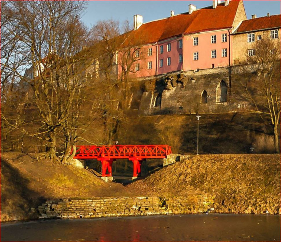Talvine vaade Shnelli tiigi äärest Toompea müüri poole. rephoto