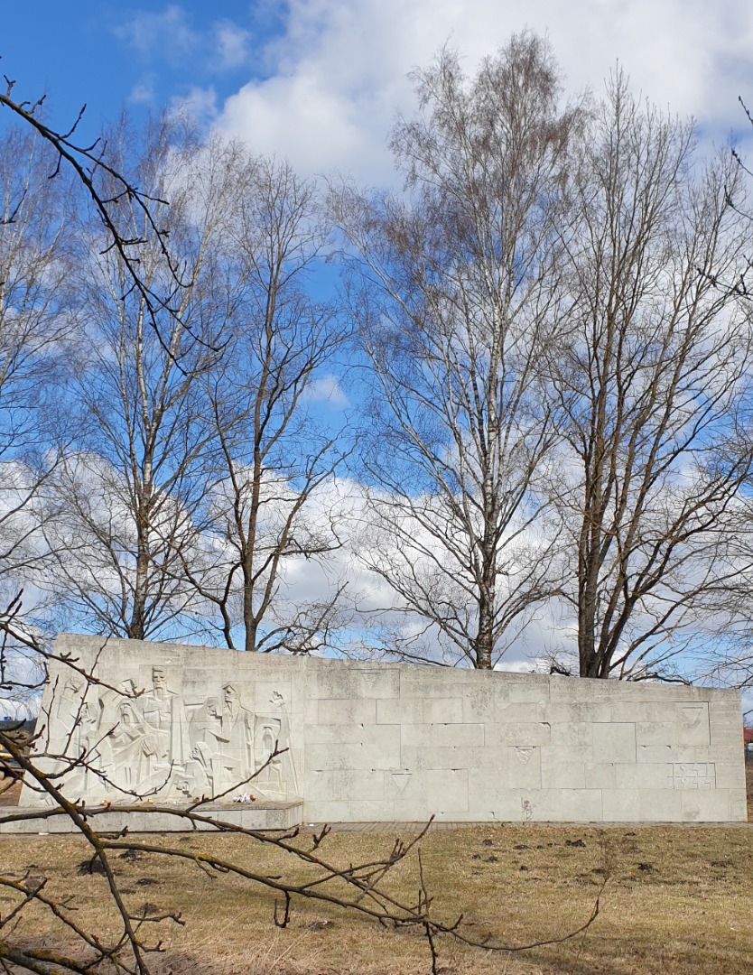 Mälestusmärk Räni külas Lemmatsi tankitõrjekraavis mõrvatutele. Skulptor Elmar Rebane, arhitekt Väino Tamm, 1964 rephoto