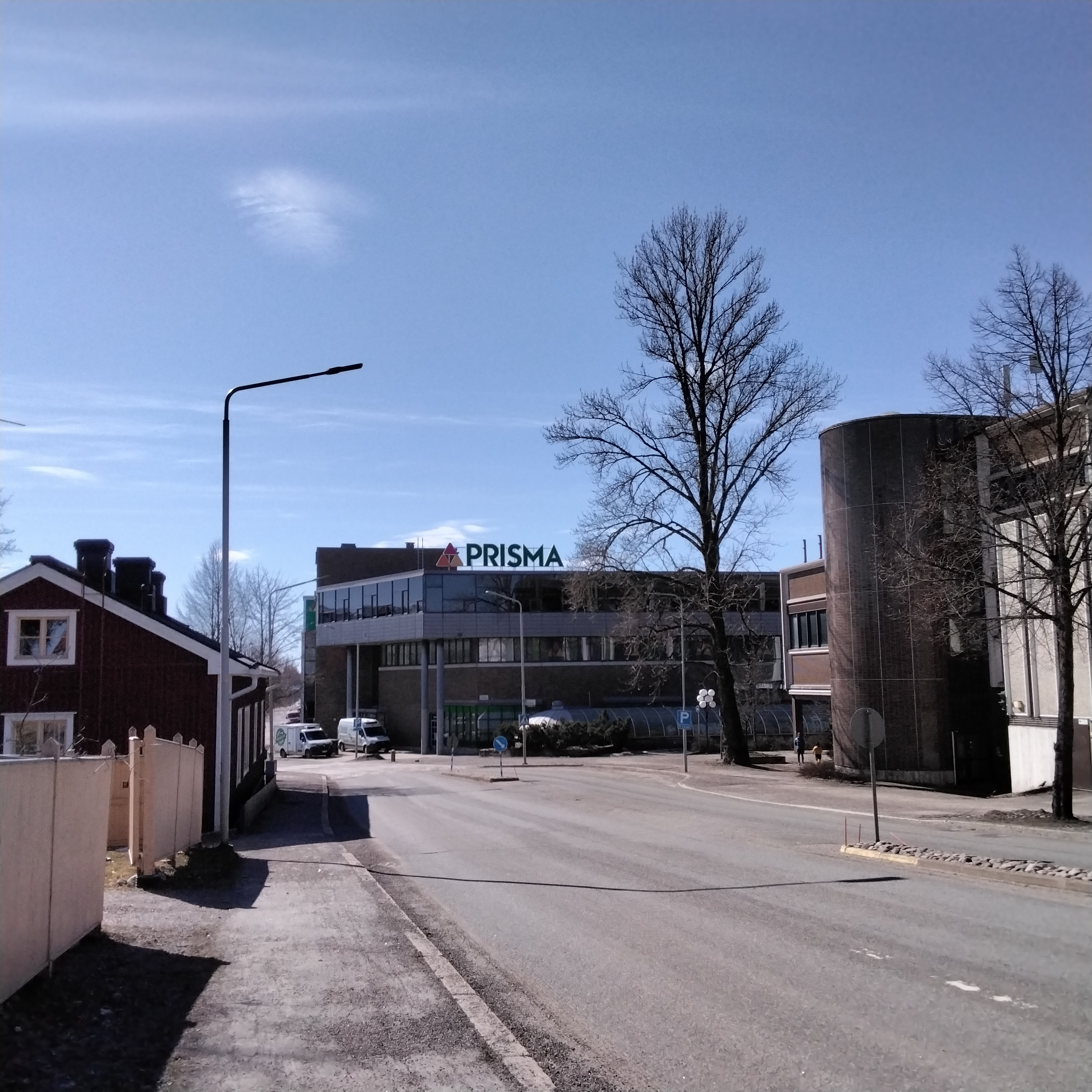 EKA -konsernin Maxi -tavarataloa rakennetaan Kauppakaaren itäpäätyyn joulukuussa 1989. Etualalla Asemantie, vasemmalla vuonna 1922 valmistunut ratamestarin asuintalo.
https://muistaja.finna.fi/keravan_museopalvelut/Record/kerava_mui.mui-10776 rephoto