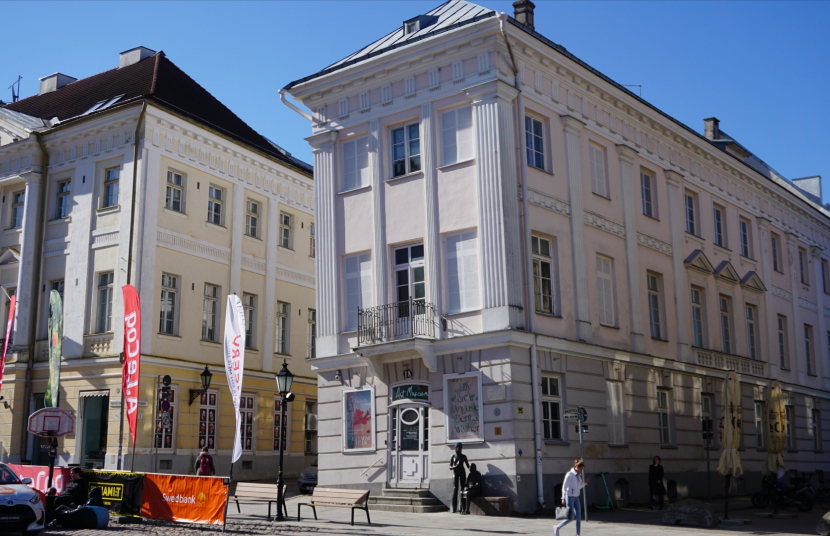 Raekoja plats 18 (viltune maja): Kivisilla apteek. Hoone enne restaureerimist Poola restauraatorite poolt. 26.03.1986. Foto Rein Treier. rephoto