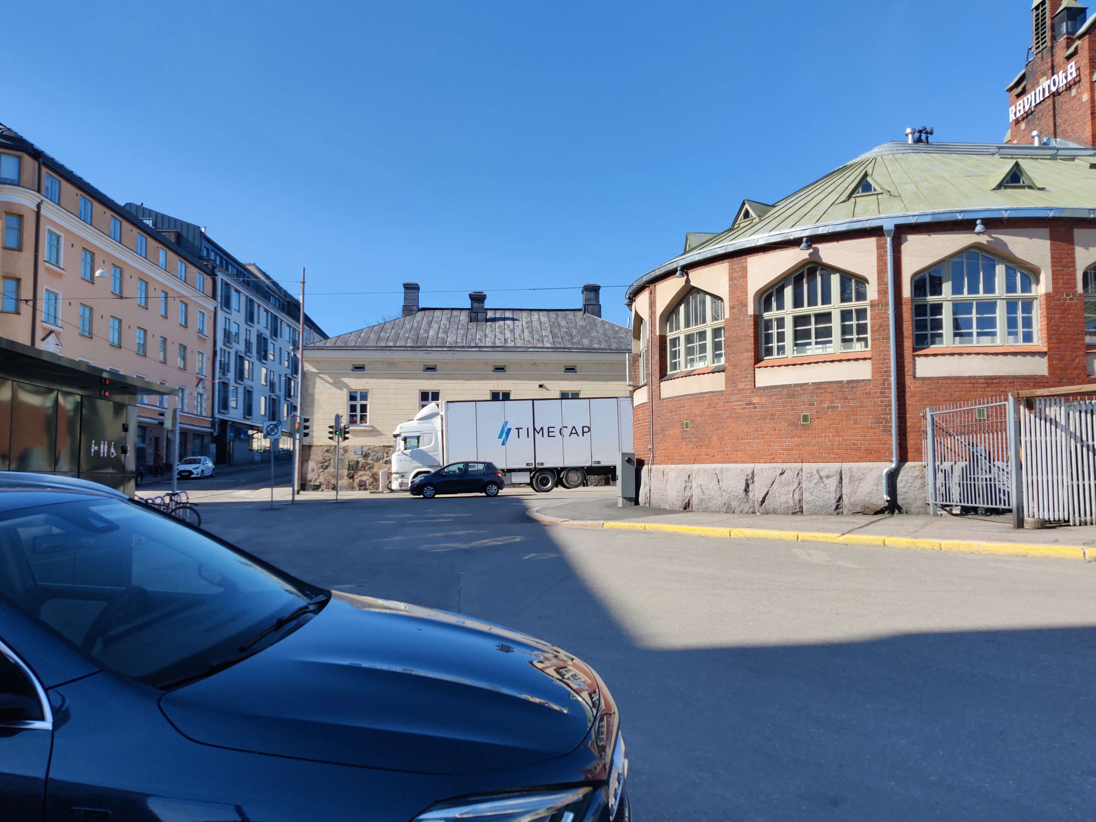Vasemmalla Lönnrotinkatu 37, oikealla Hietalahden halli rephoto
