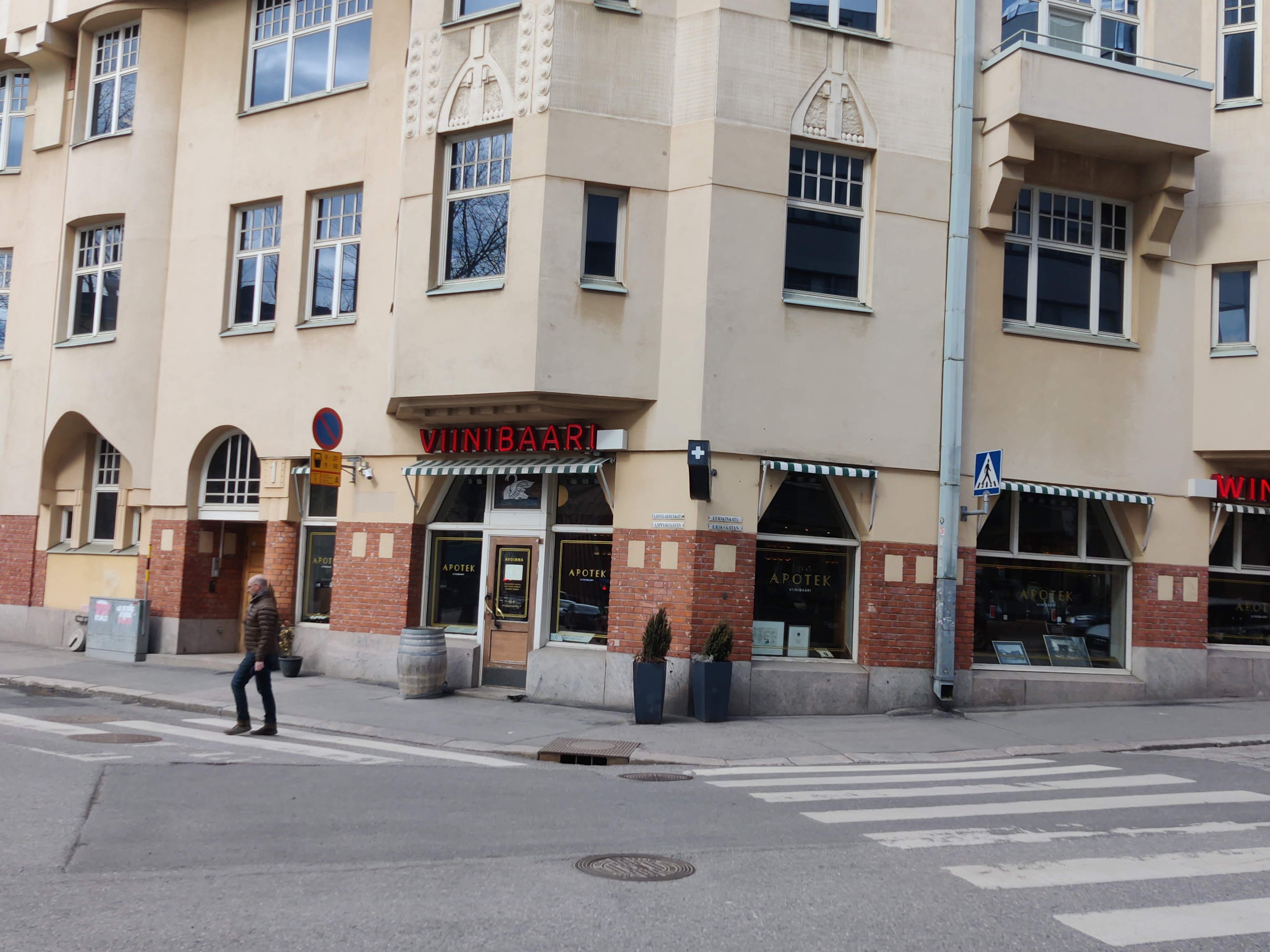 Joutsen apteekki, Lapinlahdenkatu 1a - Eerikinkatu 19. Suunnittelija Selim A. Lindqvist, 1912. Vieressä oikealla elokuvateatteri Orion, Eerikinkatu 15. rephoto