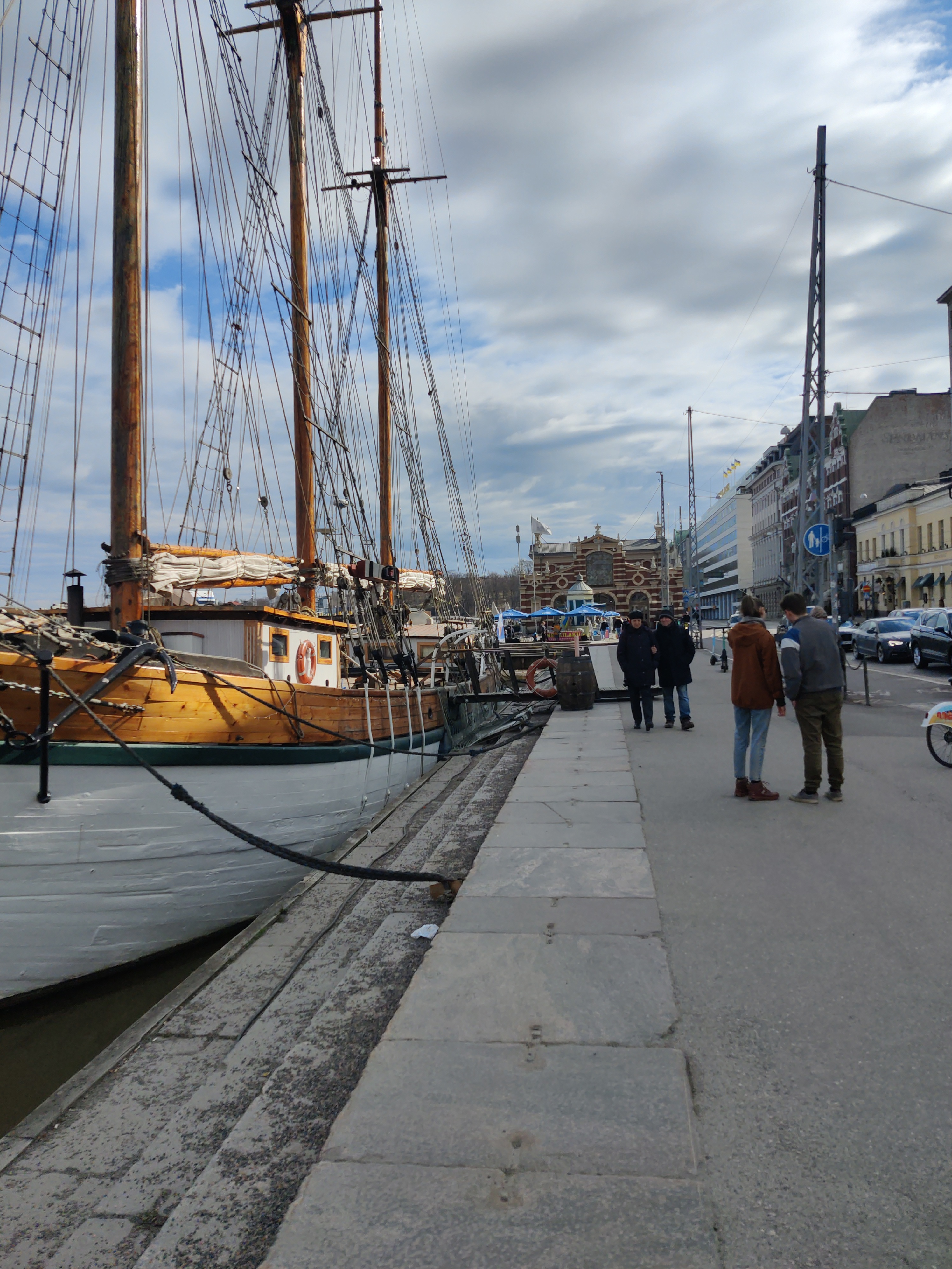 Kalaa myydään veneistä Kolera-altaalla, takana Kauppahalli. rephoto