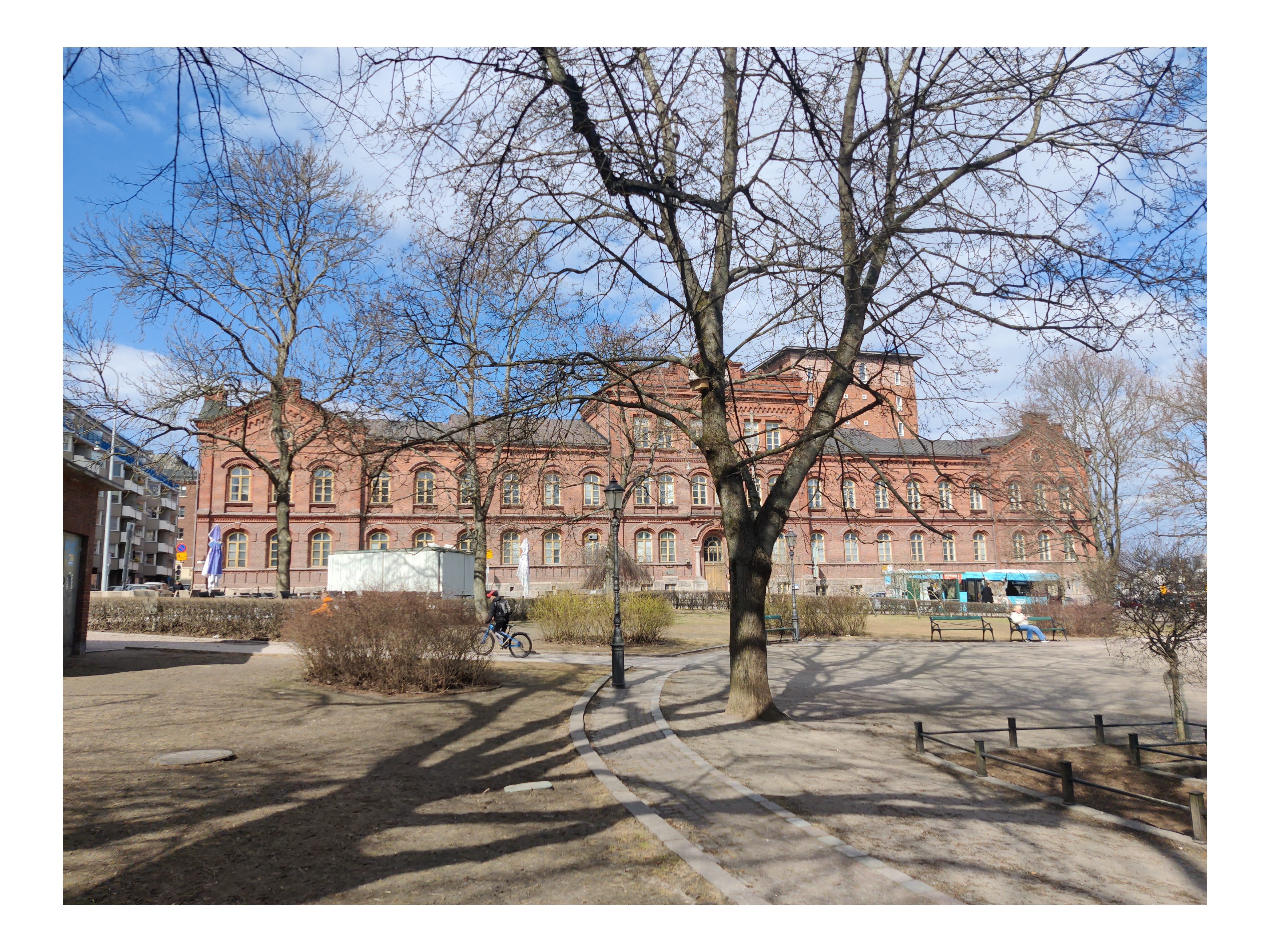 Elisabetinkatu (=Liisankatu) 1 (Maurinkatu 3-7 = Maurinkatu 1), Uudenmaan pataljoonan miehistökasarmi, arkkitehti Evert Lagerspetz 1882-1883. Nykyisin rakennuksessa toimii Sotamuseo sekä Maanpuolustuskorkeakoulun kirjasto ja strategian laitos. Etualalla oikealla Elisabetintori (=Liisanpuistikko). rephoto