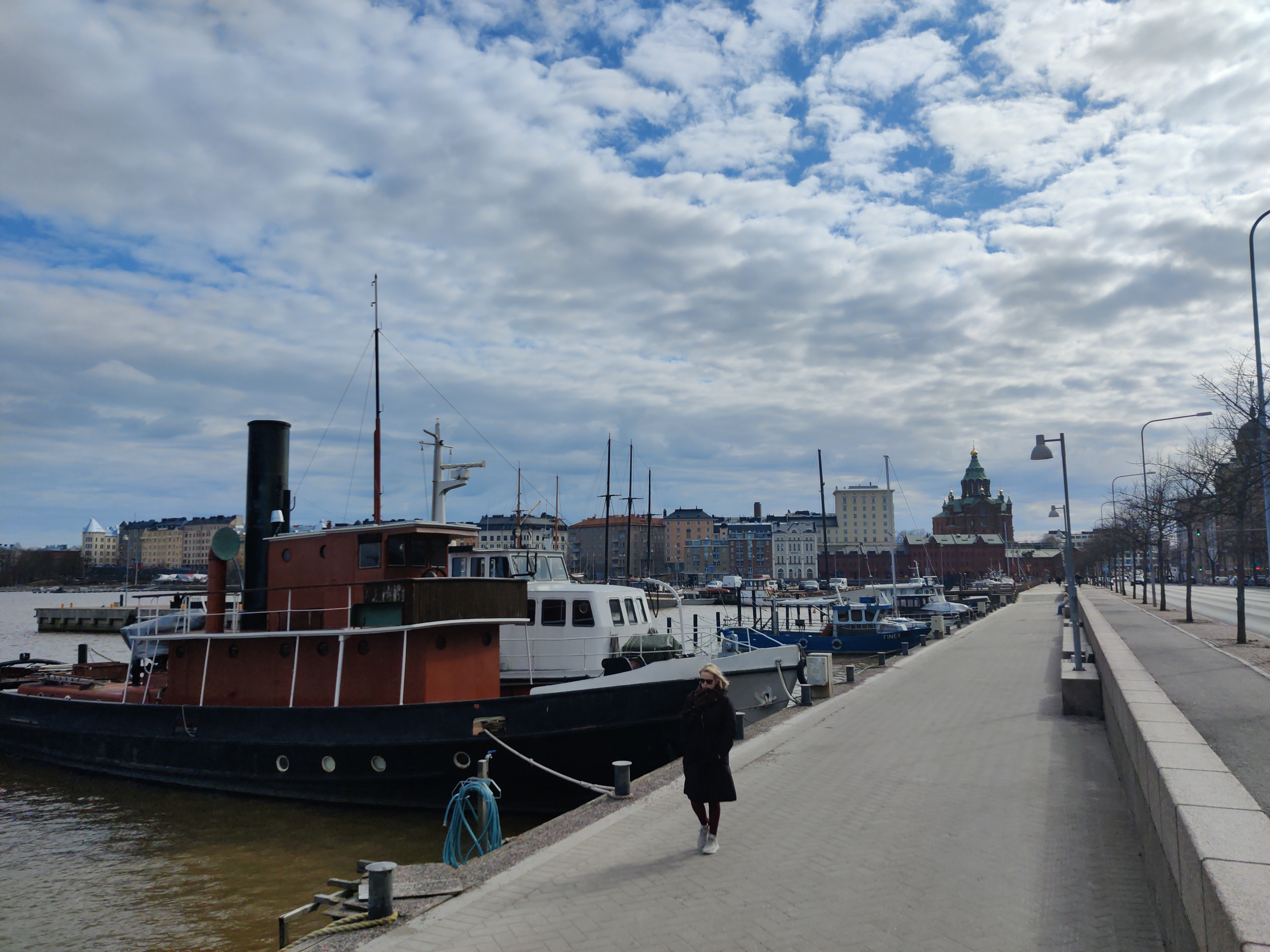 Purjelaivoja Halkolaiturissa. Taustalla Uspenskin katedraali. Pohjoissatama. rephoto