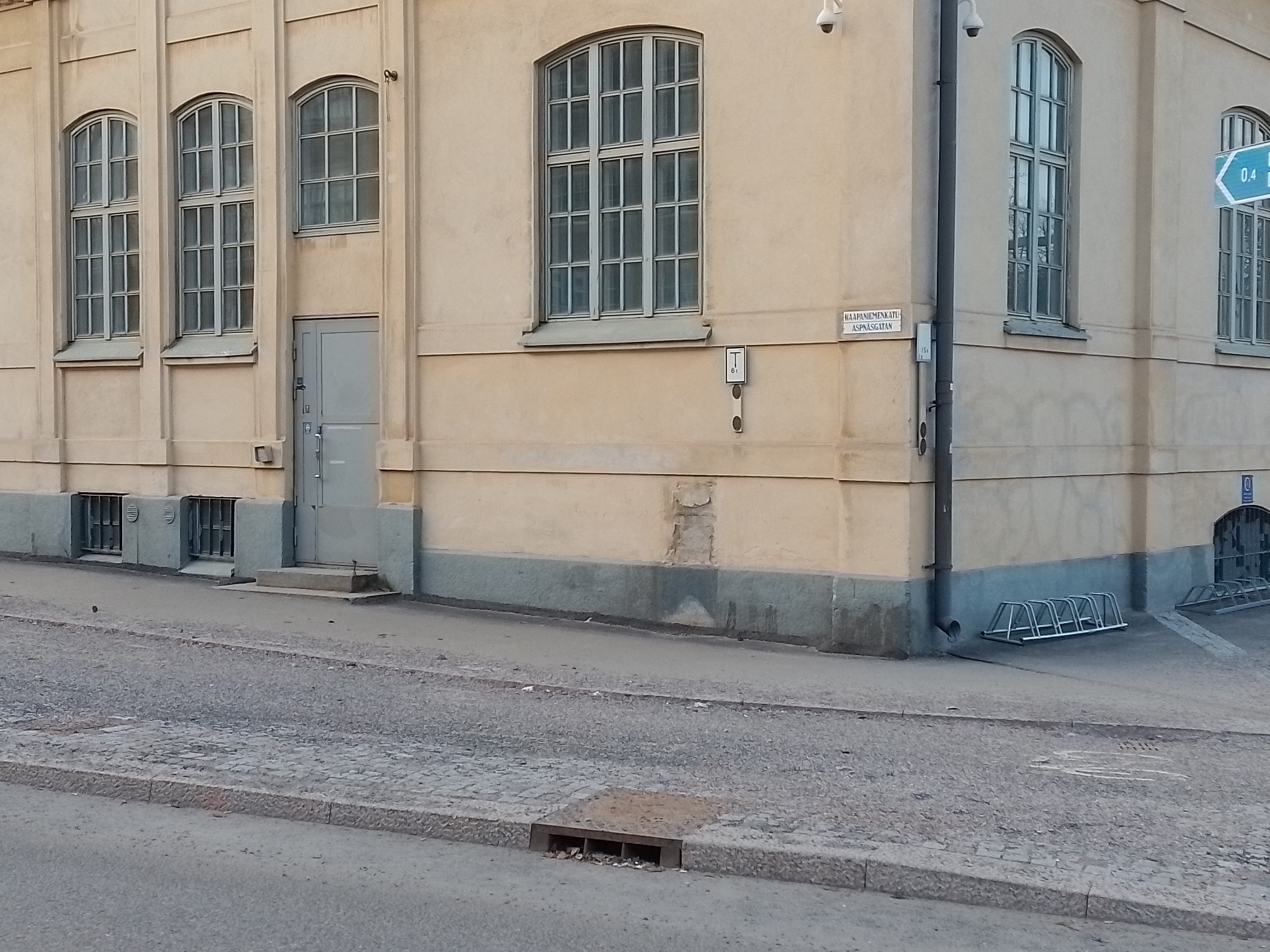 Seinäkirjoitus "Free Mandela" Haapaniemenkatu 6:n seinässä. rephoto