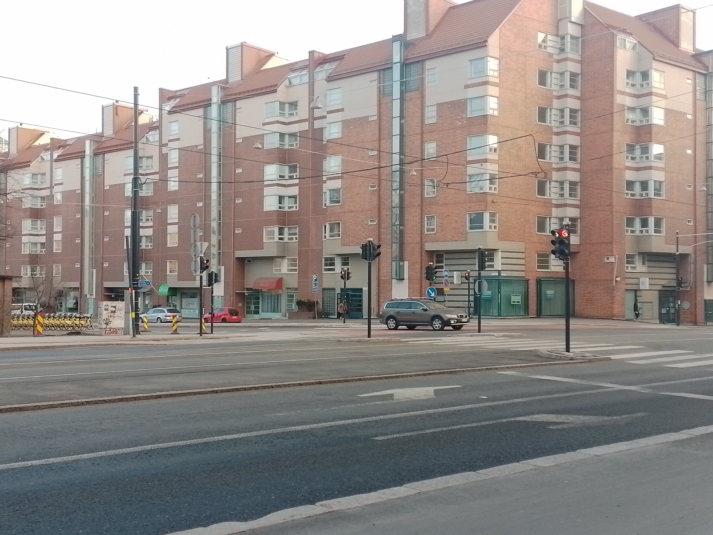 Haapaniemenkatu 1, 3. Hämeentie 9. Oy Wärtsilä Ab:n sittemmin purettuja teollisuusrakennuksia Hämeentien ja Haapaniemenkadun kulmassa. Näkymä Alli Tryggin puiston suunnalta. rephoto