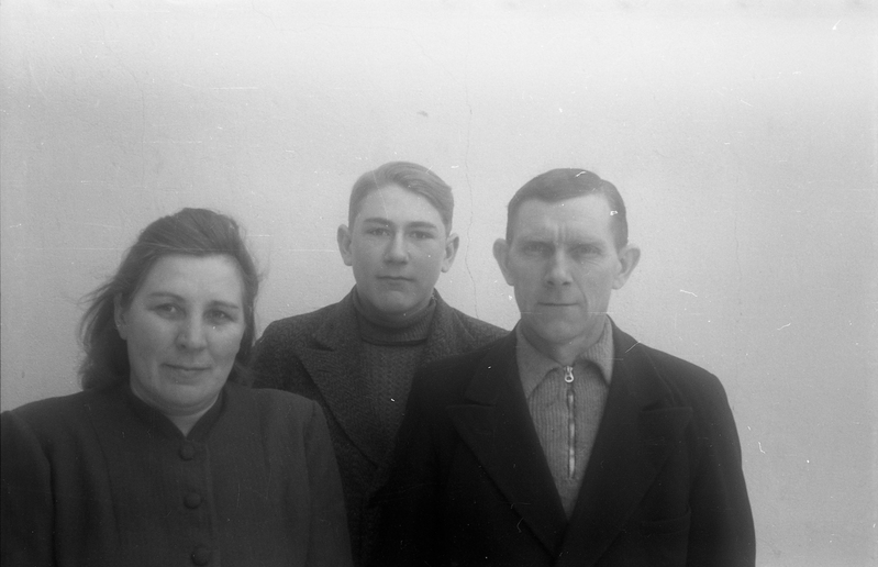 Kaks meest ja naine (Kadakud) Elmar Kald Ajapaik