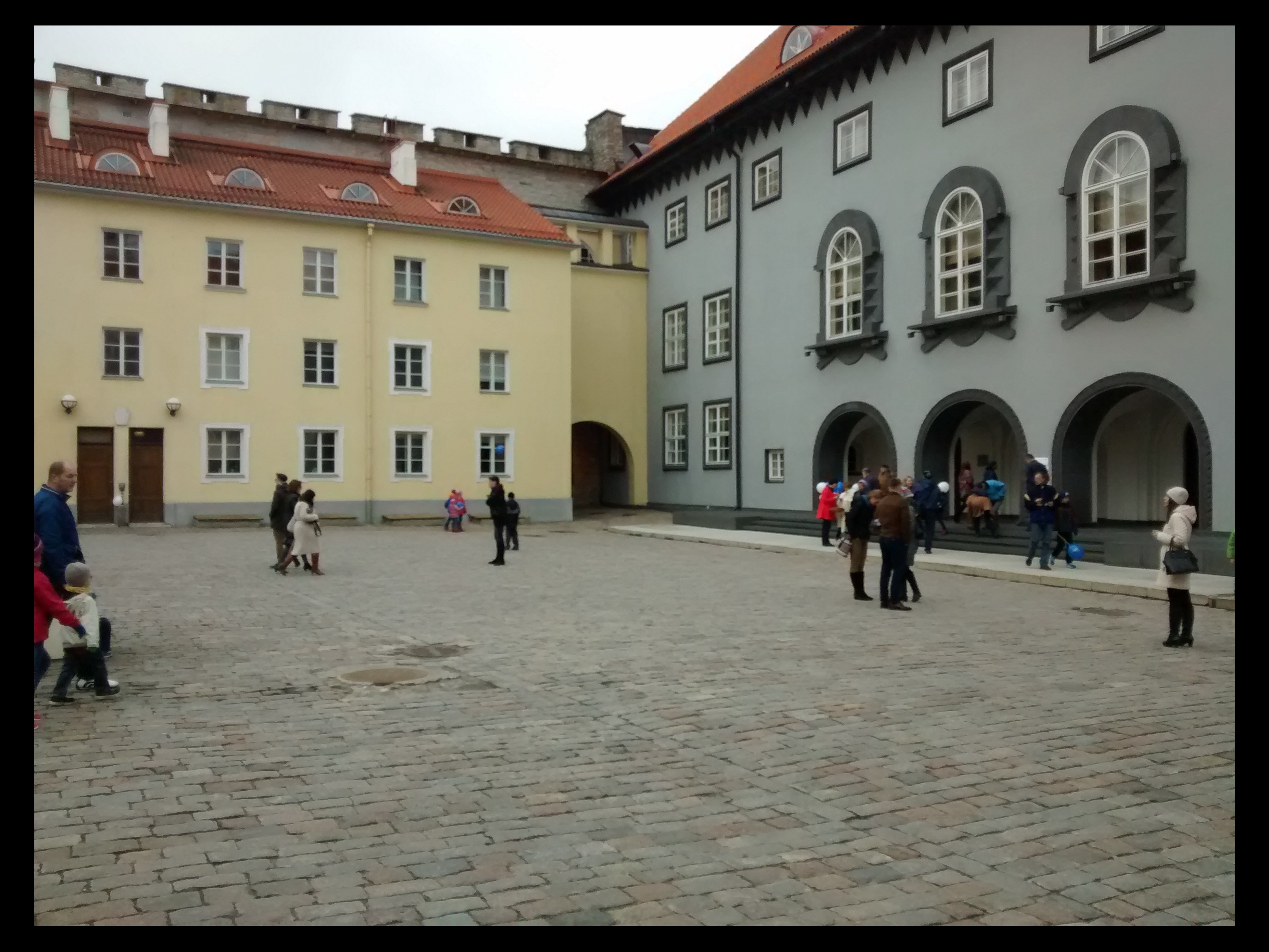 Tallinn, Toompea lossi õu, Riigikogu hoone. rephoto