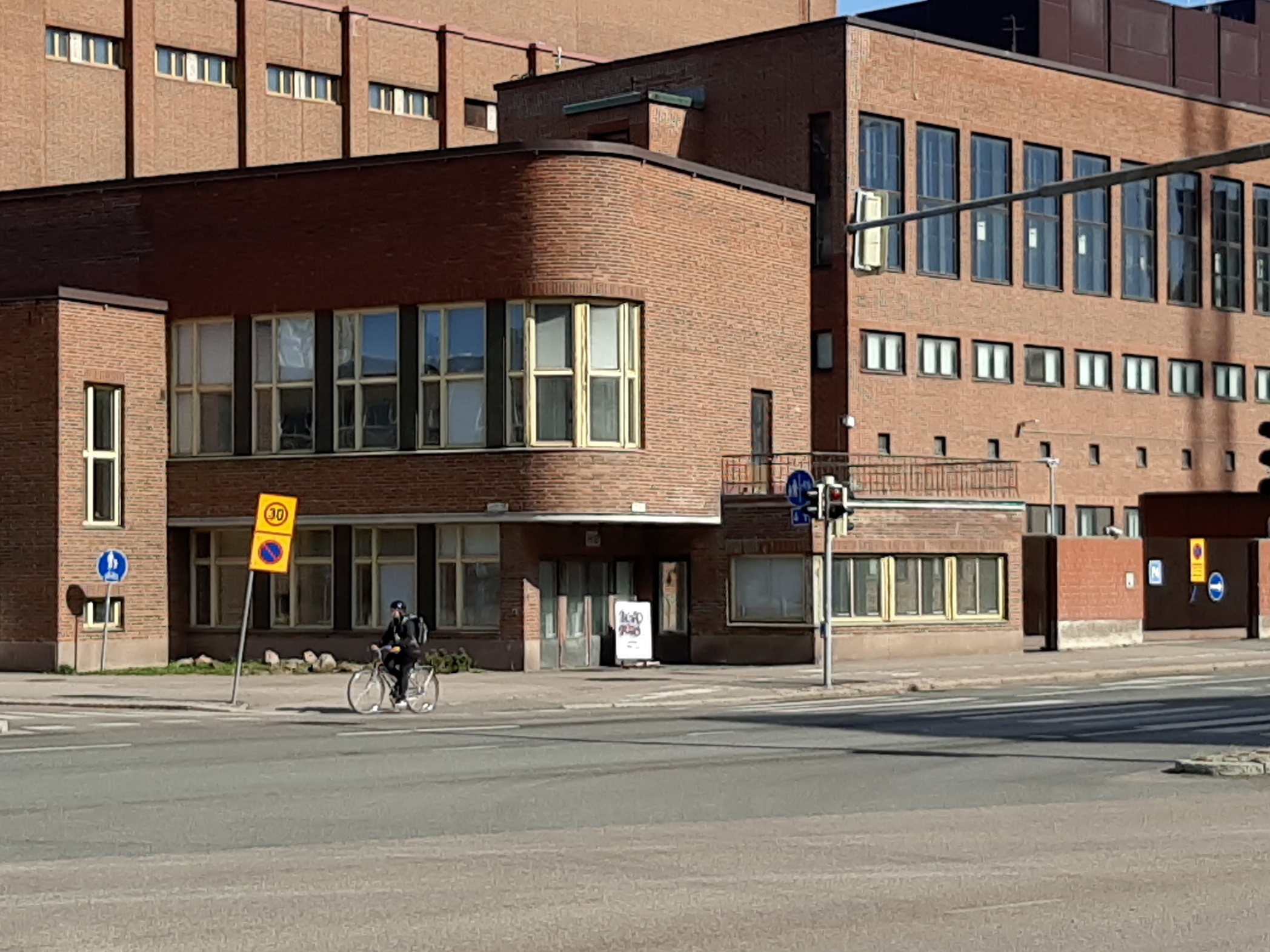 Lauttasaarenkadun ja Tallberginkadun risteys, Helsingin kaupungin sähkölaitoksen (nyk. Helsingin Energia) Salmisaaren voimalaitos, Lauttasaarenkatu 11 (=Porkkalankatu 11). rephoto