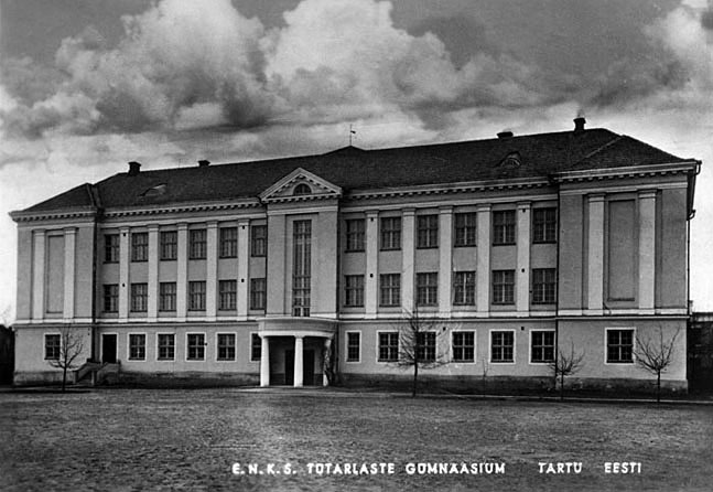Kolm neiut (Vanemuise 46?) maja ees pargis rephoto