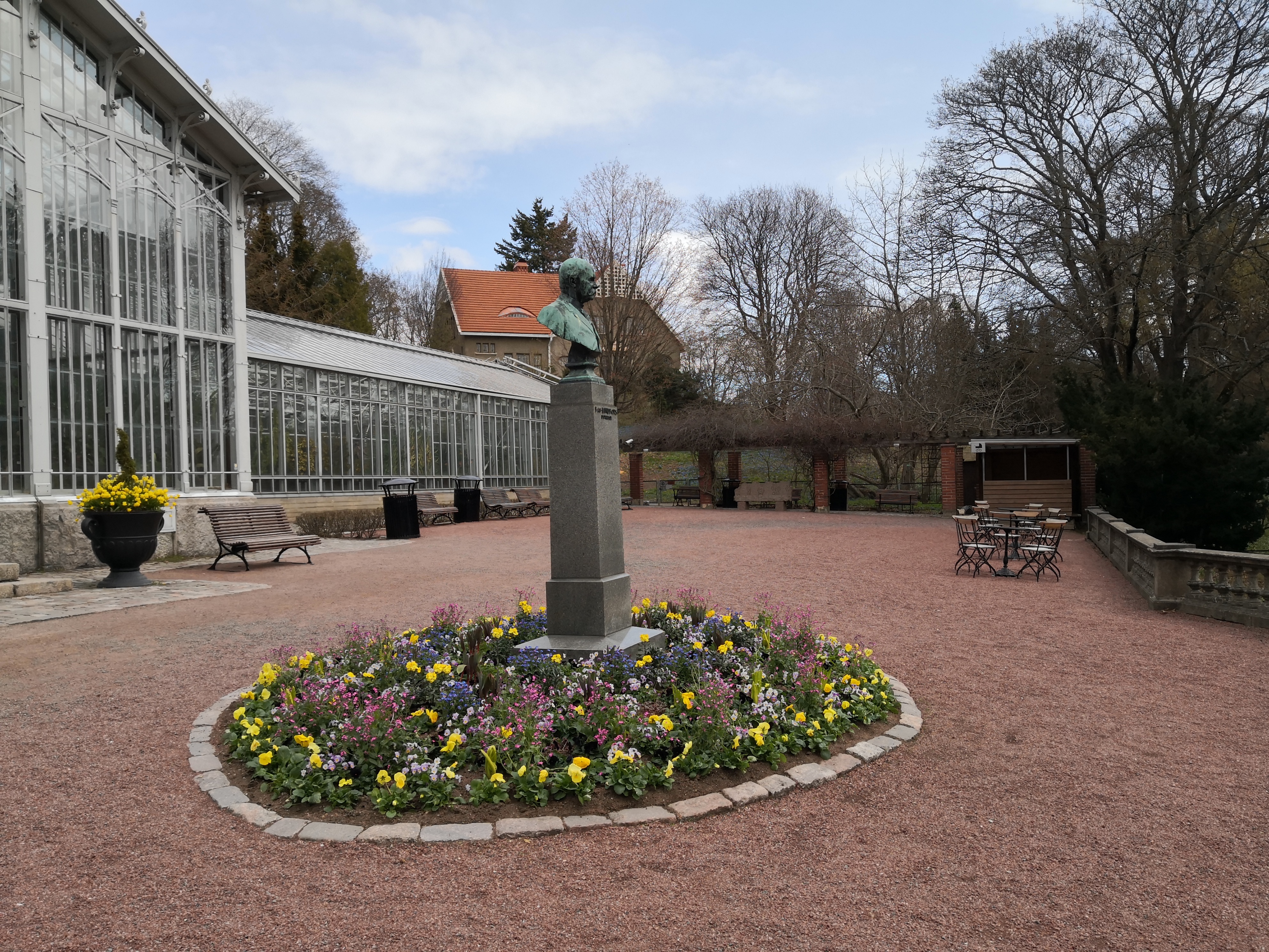 Helsingin Talvipuutarha on yleisölle avoin kasvihuone Helsingissä Eläintarhan alueella Töölönlahden pohjoispuolella osoitteessa Hammarskjöldintie 1 B. Tulppaanien keskellä kenraalimajuri Jakob Julius af Lindforsin rintakuva, jonka on vuonna 1909 veistänyt Walter Runeberg (1838 ? 1920). Talvipuutarhan rakennus rakennettiin alun perin kenraalimajurille, joka lahjoitti sen Suomen puutarhayhdistykselle. Rakennuksen suunnitteli arkkitehti Gustaf Nyström. Talvipuutarha avattiin yleisölle 1893. rephoto