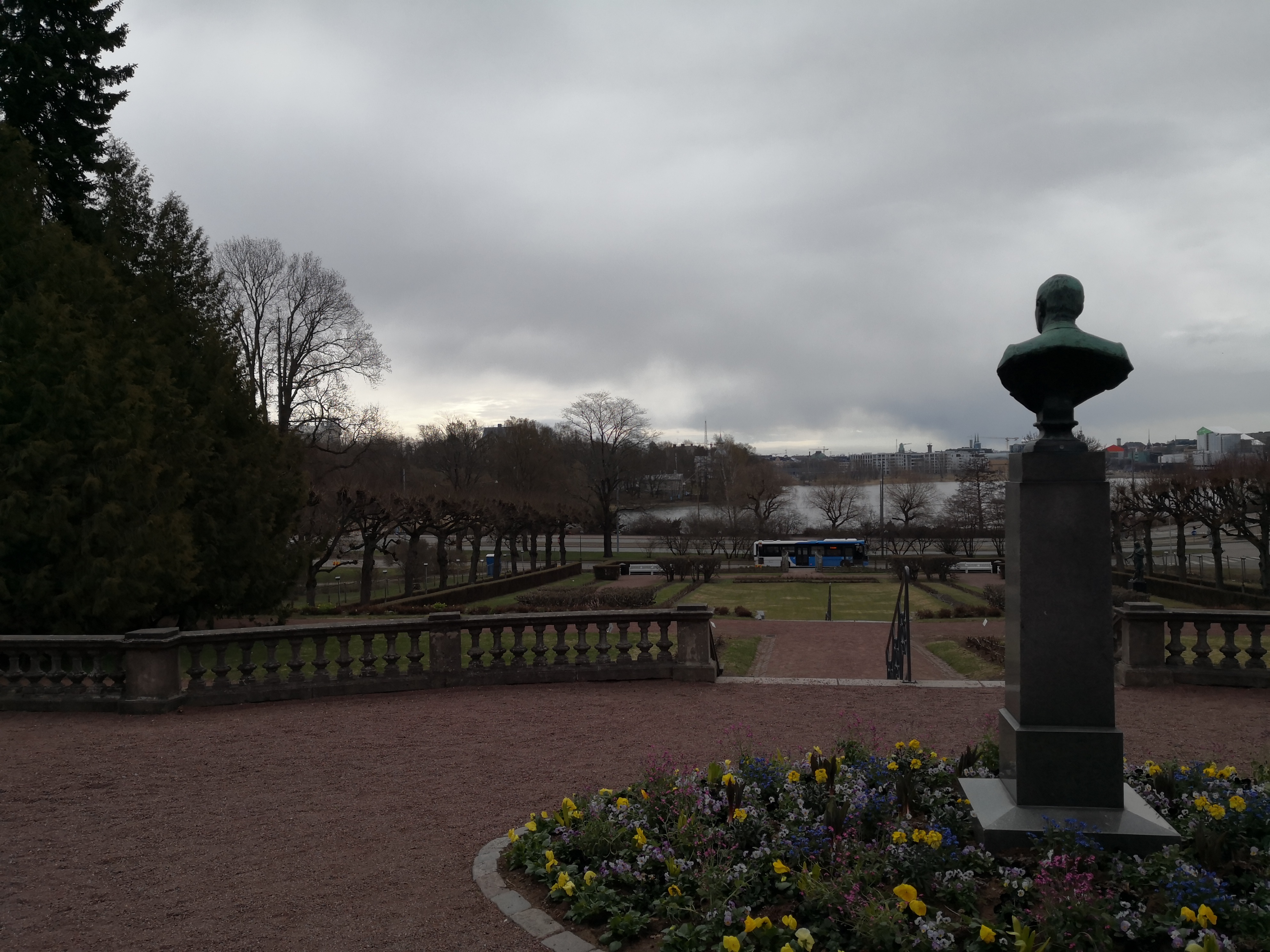 Kaupunginpuutarha, Eläintarha, näköala Töölönlahdelle. Taustalla mm. Linnunlaulun huviloita. rephoto