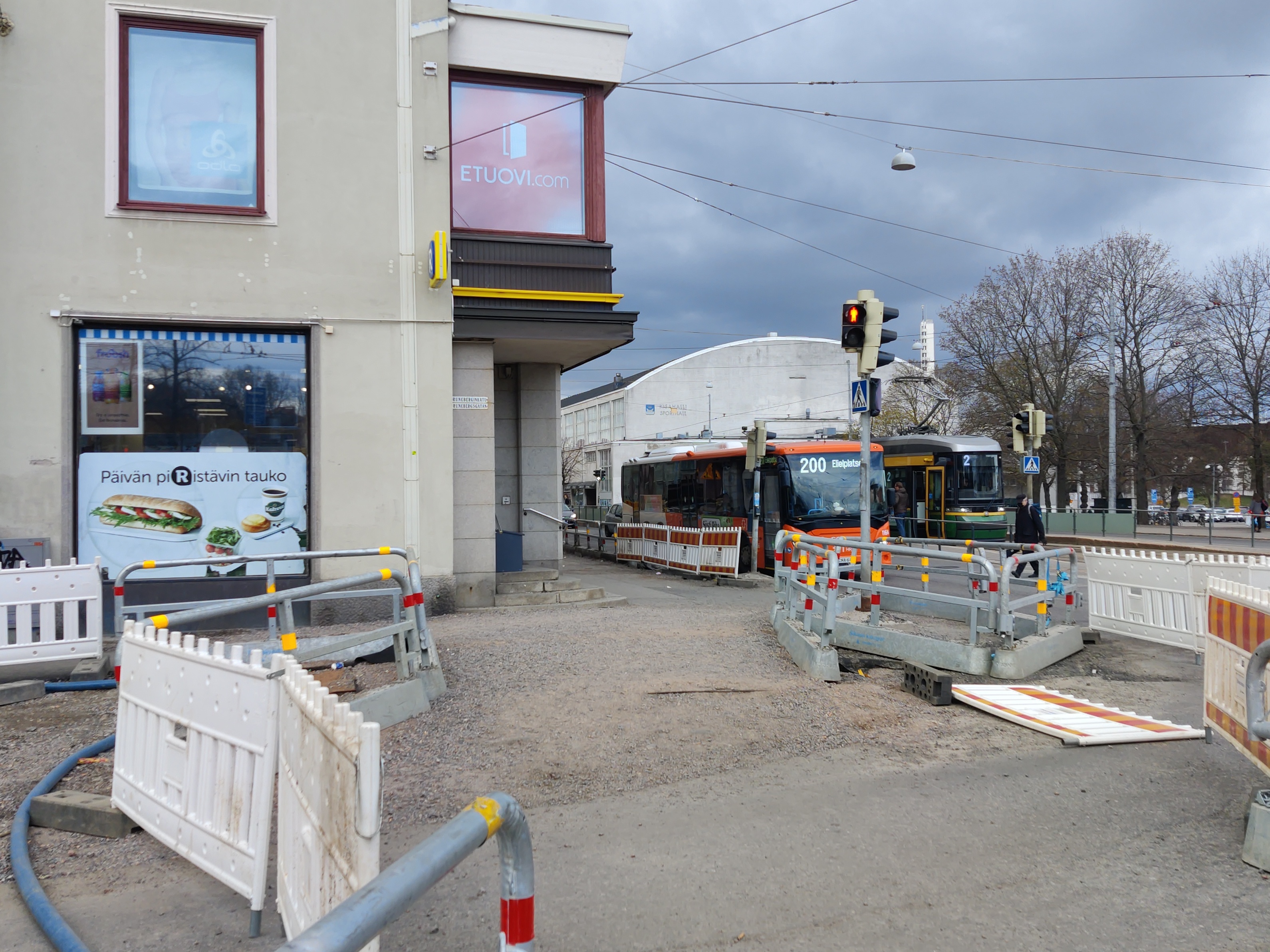 Ilmapallojen myyntiä vappuna 1934 HOK:n kulmassa, Turuntie (= Mannerheimintie 58) -Runeberginkatu 60. Kuvattu Runeberginkadulta. rephoto