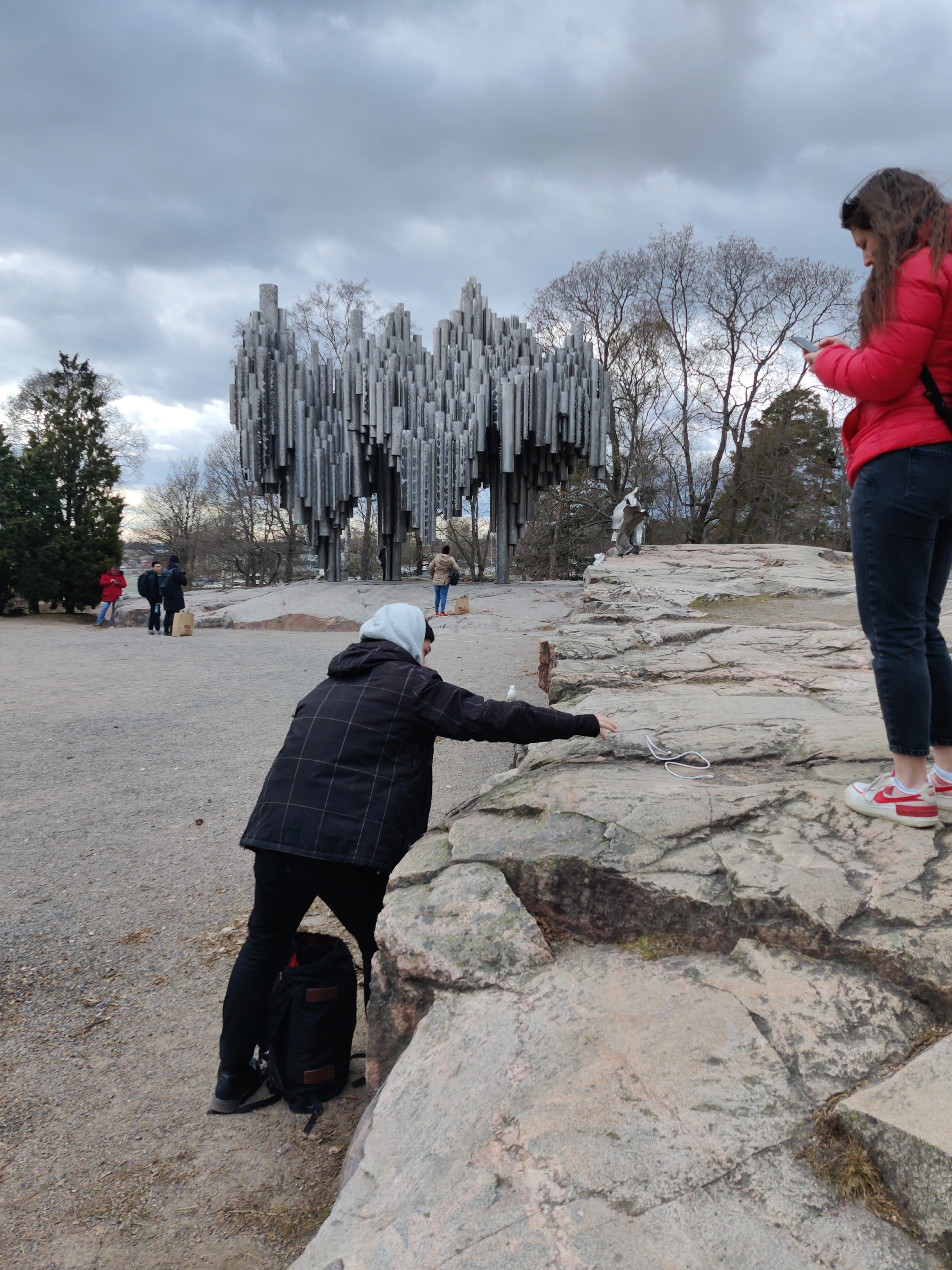 Matkailijoita katsomassa Sibelius-monumenttia Sibeliuksen puistossa rephoto