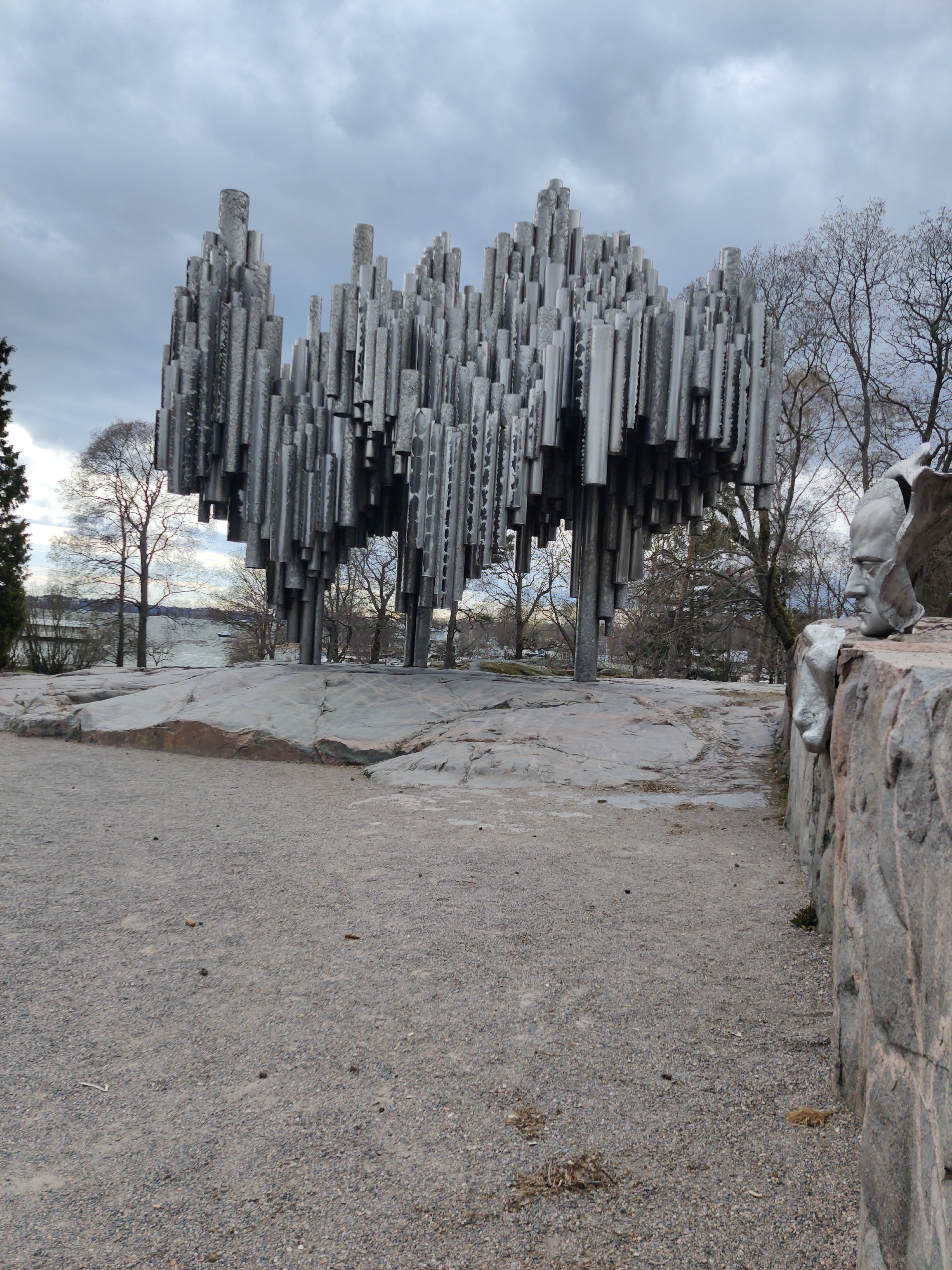 Matkailijoita katsomassa Sibelius-monumenttia Sibeliuksen puistossa rephoto