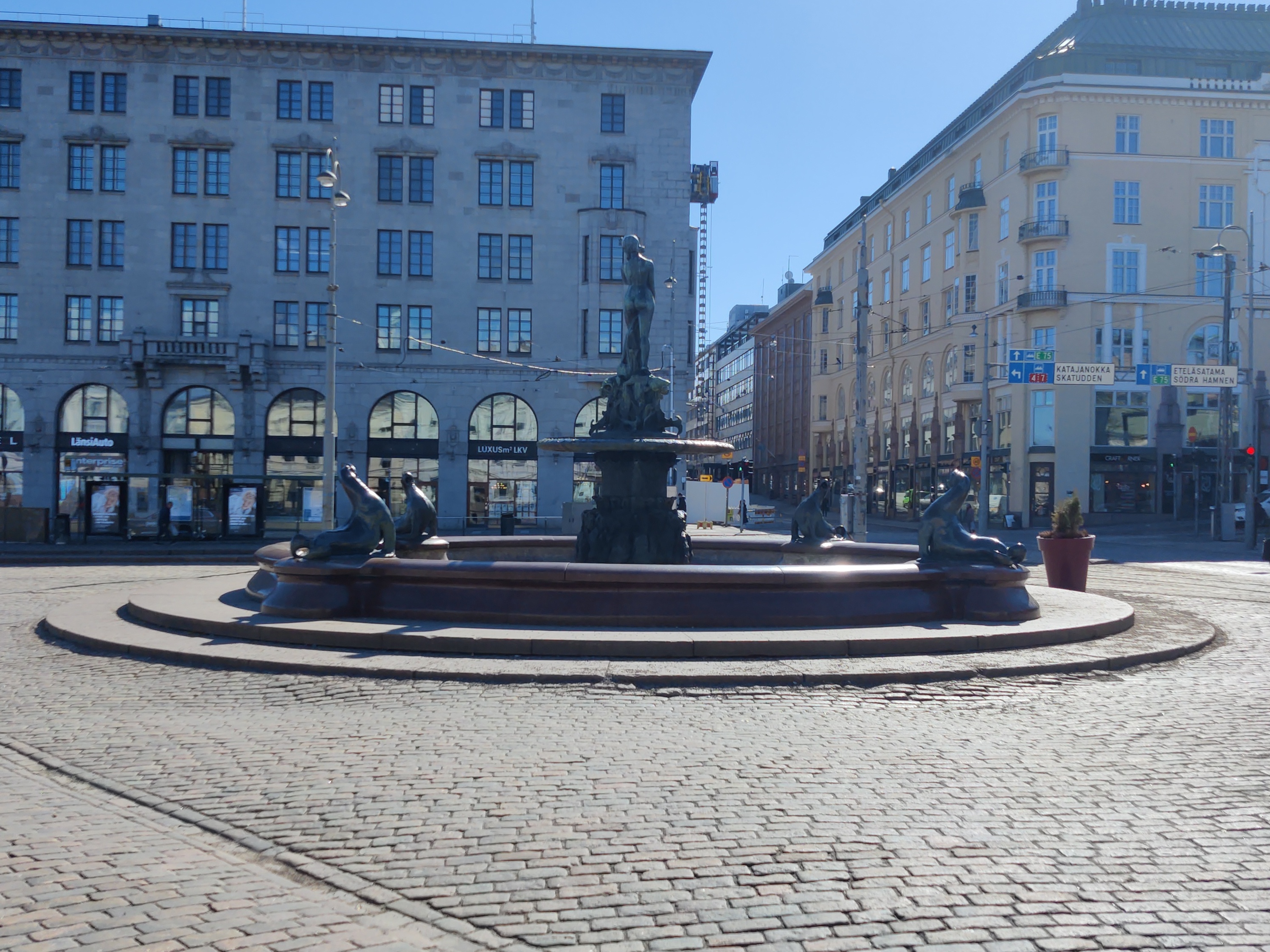 Havis Amanda, taustalla Eteläinen Esplanaadi katu 2 sekä Unioninkatu 26, 24, 22 ja 20. rephoto