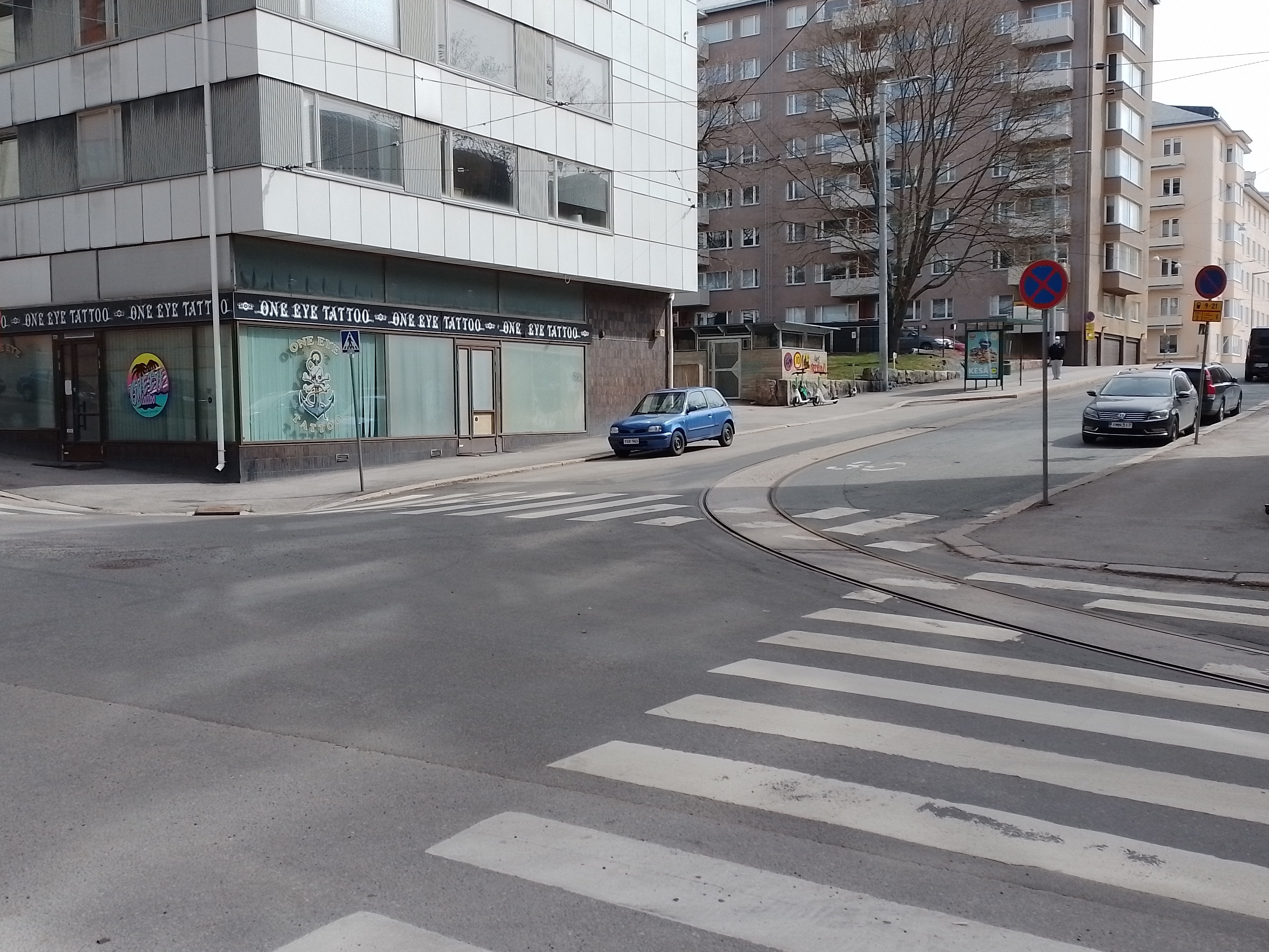 Toinen linja 35 (1960-luvun alussa purettu puurakennus, nyk. uudisrakennus rakennettu v. 1964). Nähtynä Alppikadulta. Taustalla Toinen linja 31 - Wallininkatu 5. rephoto