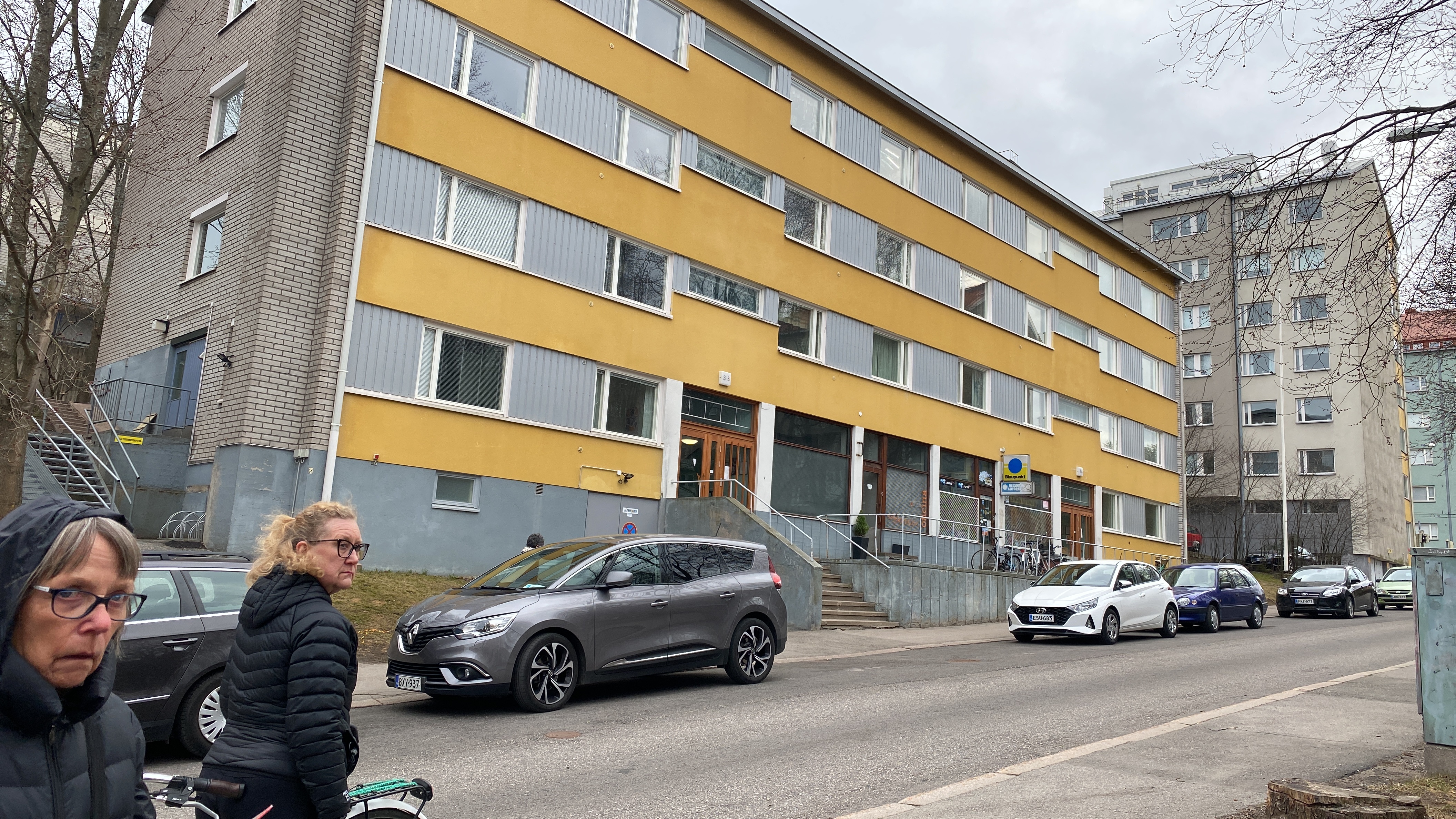 Purkutyömaa osoitteessa Violankatu 3. Työmaalla Teräsmies -merkkinen kaivinkone rephoto
