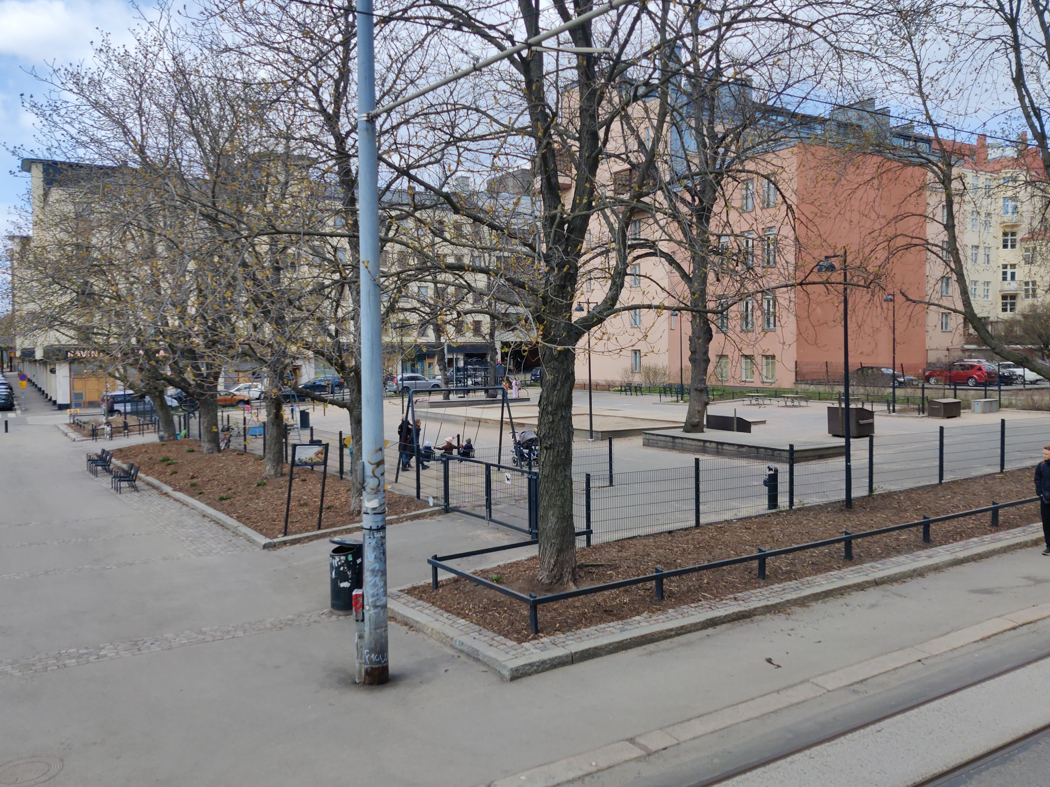 Eerikinkatu 43 - Köydenpunojankatu 13 - 15. Kuvassa on lasten leikkipuisto. rephoto