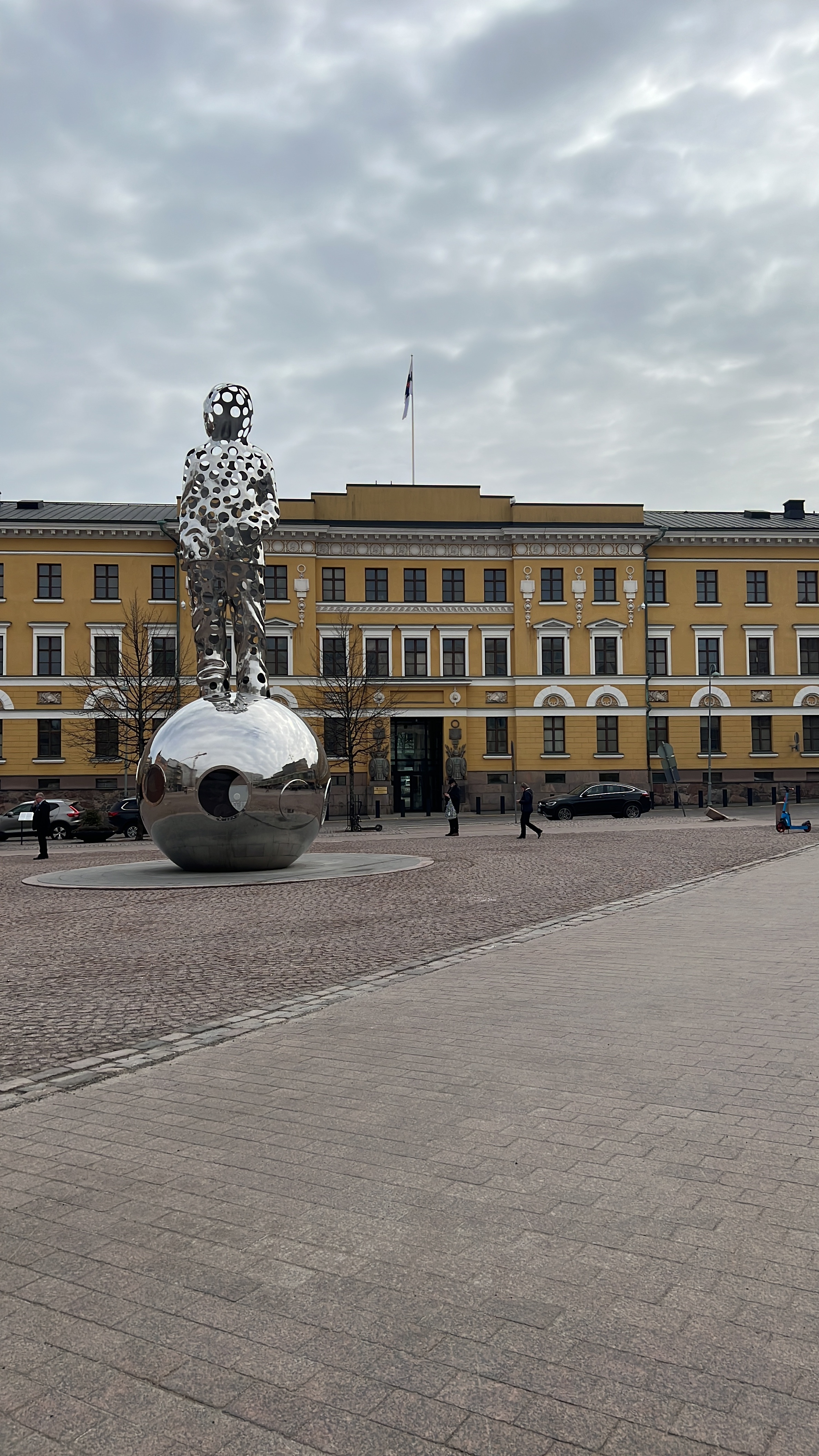 Carl Ludvig Engelin suunnittelema 1822 valmistunut Kaartin kasarmi Kasarmitorilla kuvattuna suoraan edesä. rephoto