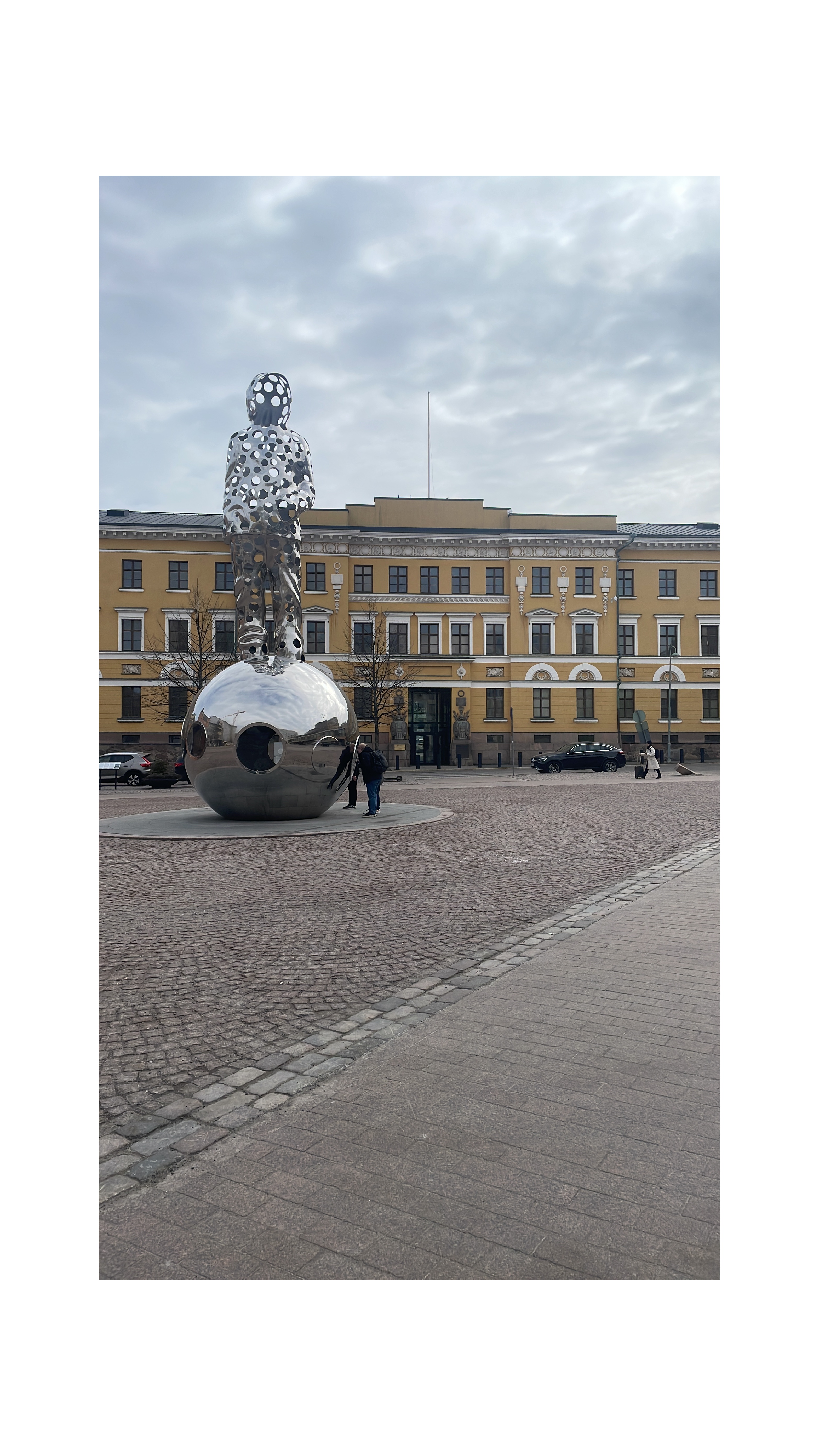 Carl Ludvig Engelin suunnittelema 1822 valmistunut Kaartin kasarmi Kasarmitorilla kuvattuna suoraan edesä. rephoto