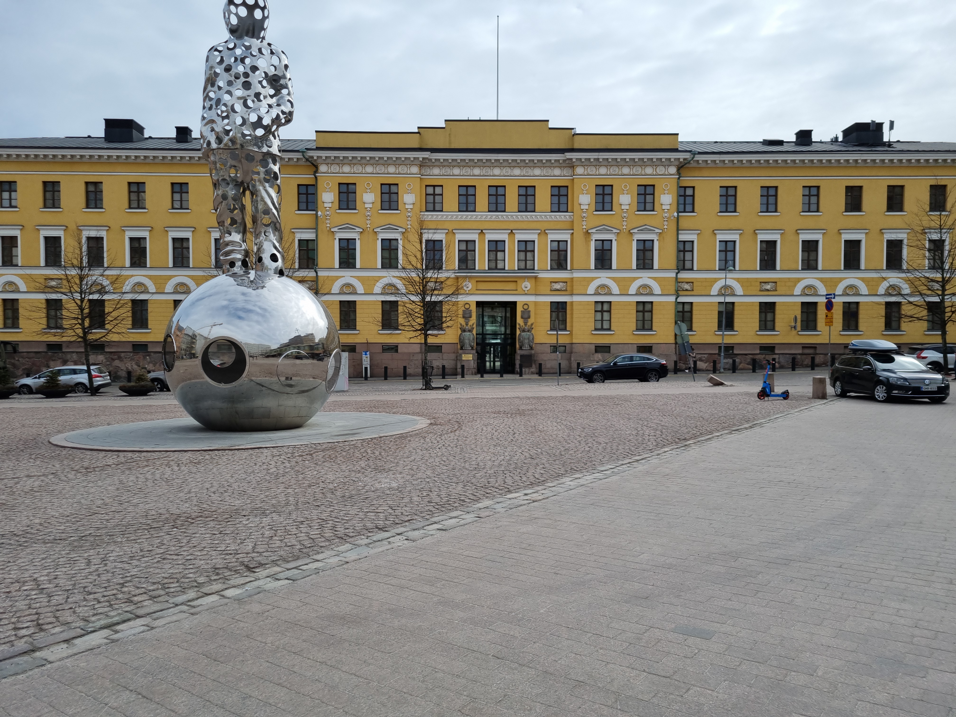 Carl Ludvig Engelin suunnittelema 1822 valmistunut Kaartin kasarmi Kasarmitorilla kuvattuna suoraan edesä. rephoto