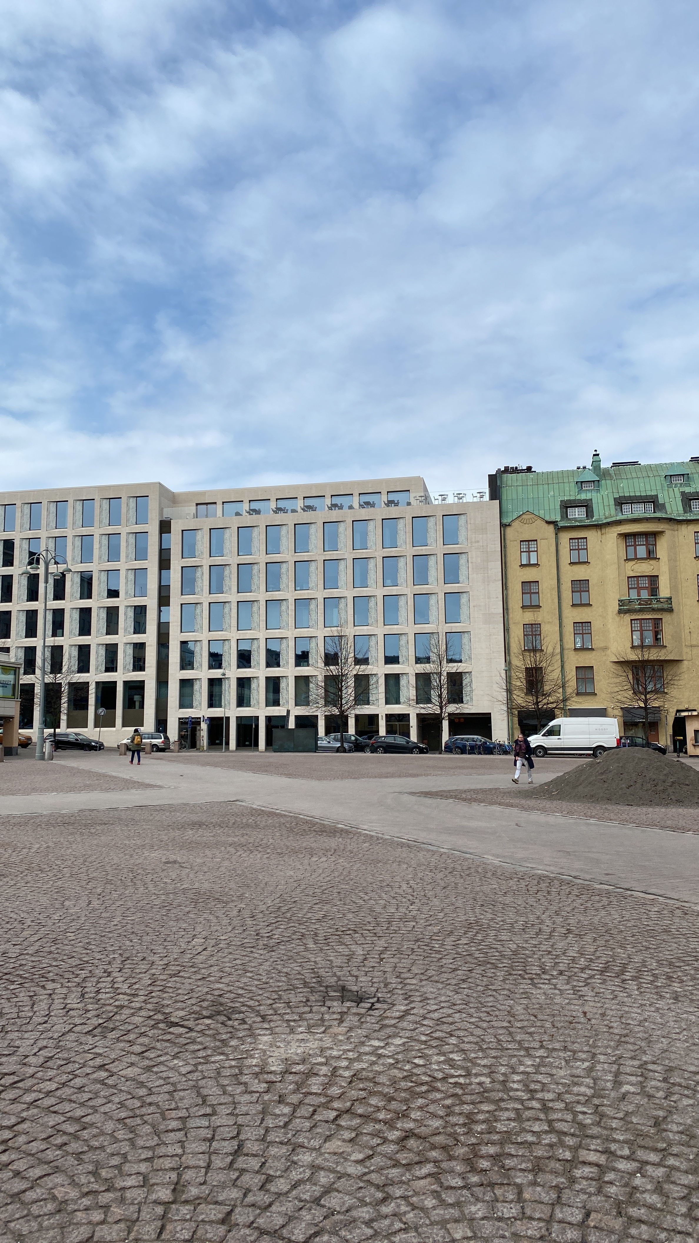Pohjoinen Makasiinikatu 9. Arkkitehti Hely Ijäs, 1969. Vasemmalla Pohjoinen Makasiinikatu 11 ja oikealla Pohjoinen Makasiinikatu 7. City-inventointi. rephoto