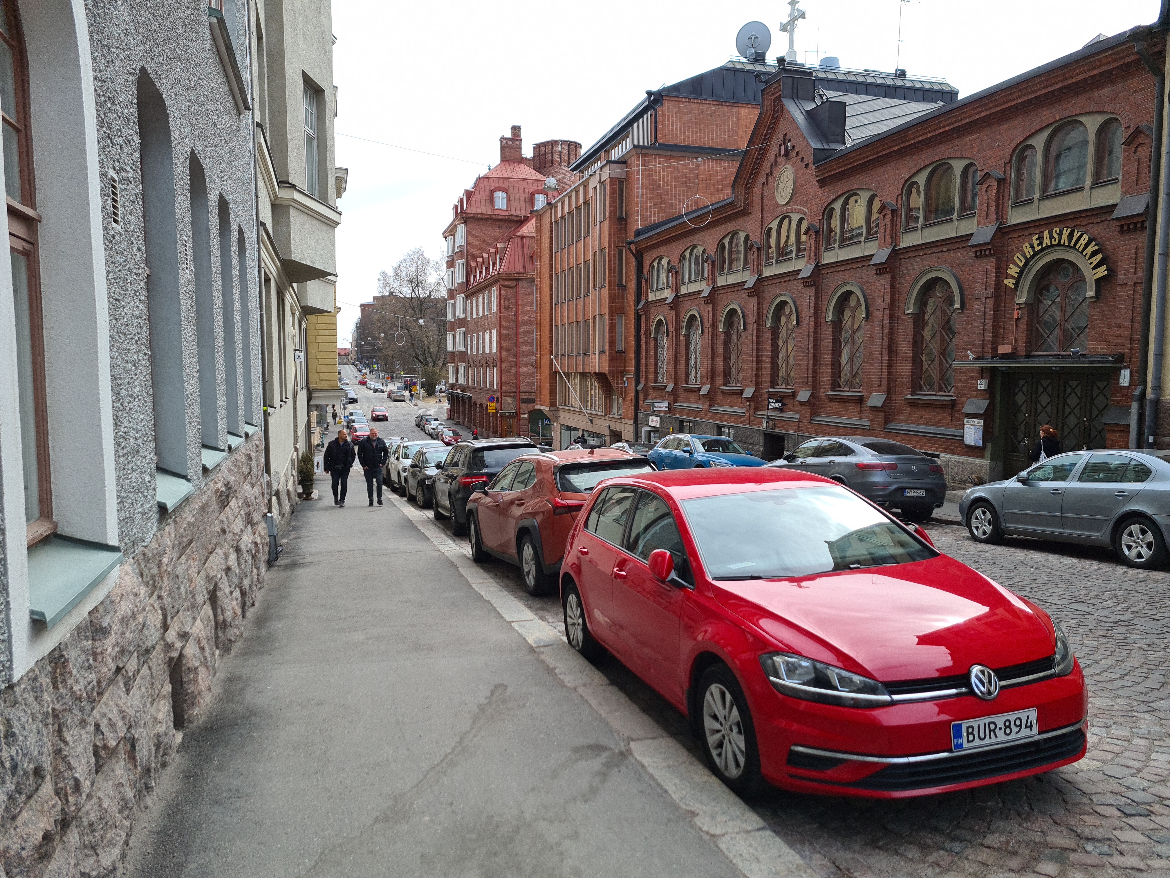 Näkymä Korkeavuorenkatua pitkin alas kohti Ullanlinnaa. rephoto