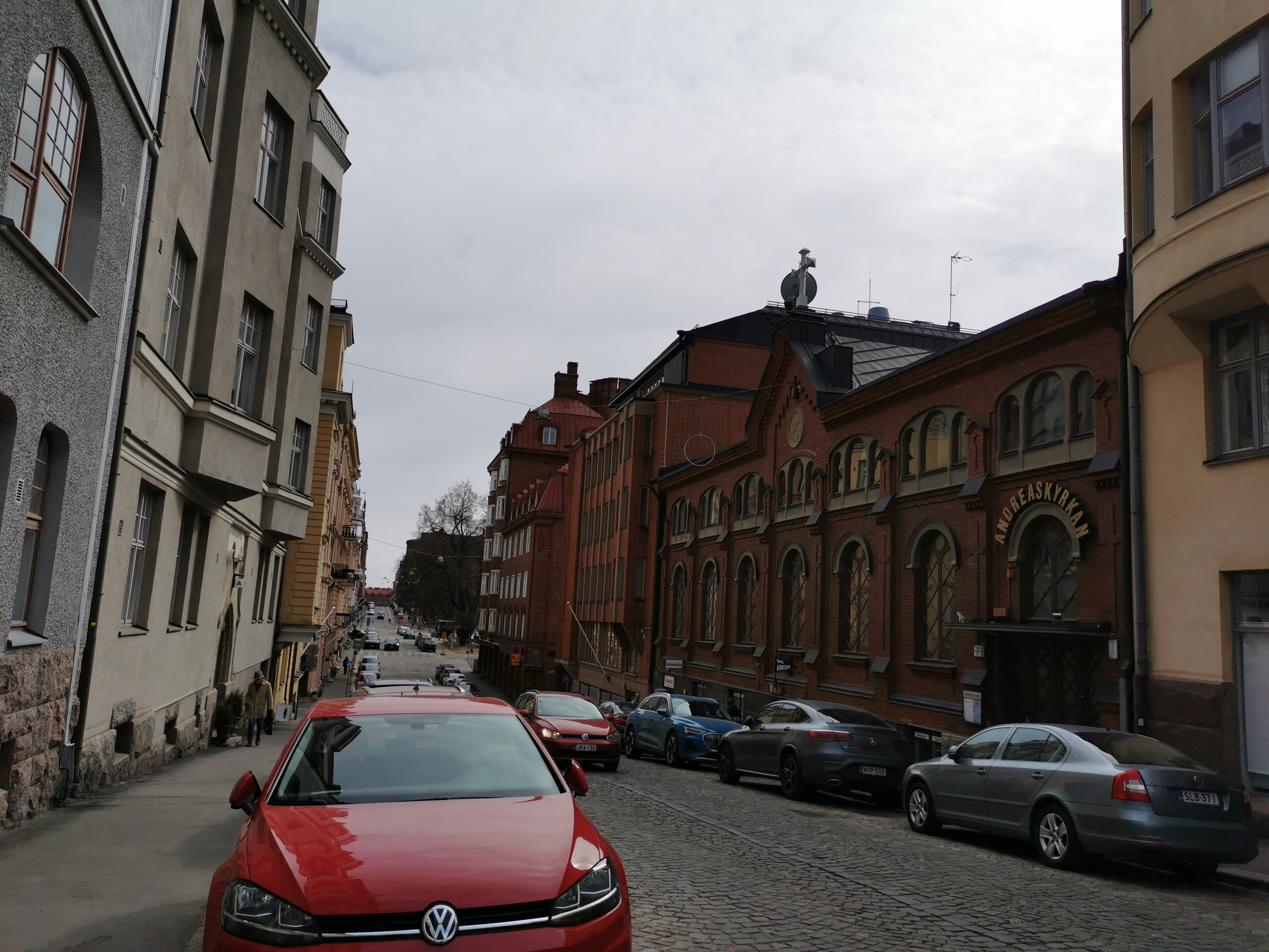 Näkymä Korkeavuorenkatua pitkin alas kohti Ullanlinnaa. rephoto