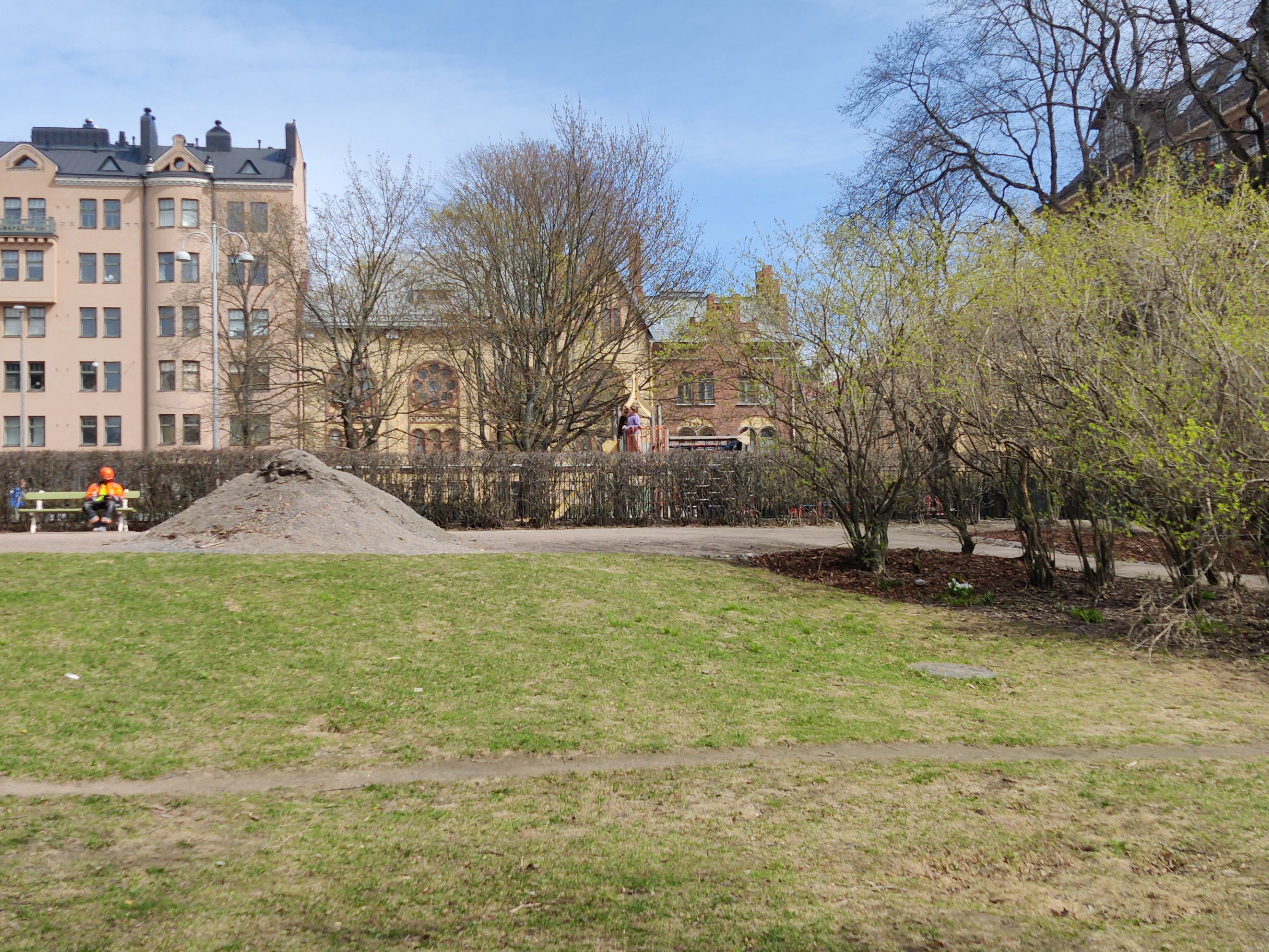 Perämiehenkatu 13. Etualalla Telakanpuistikkoa. rephoto