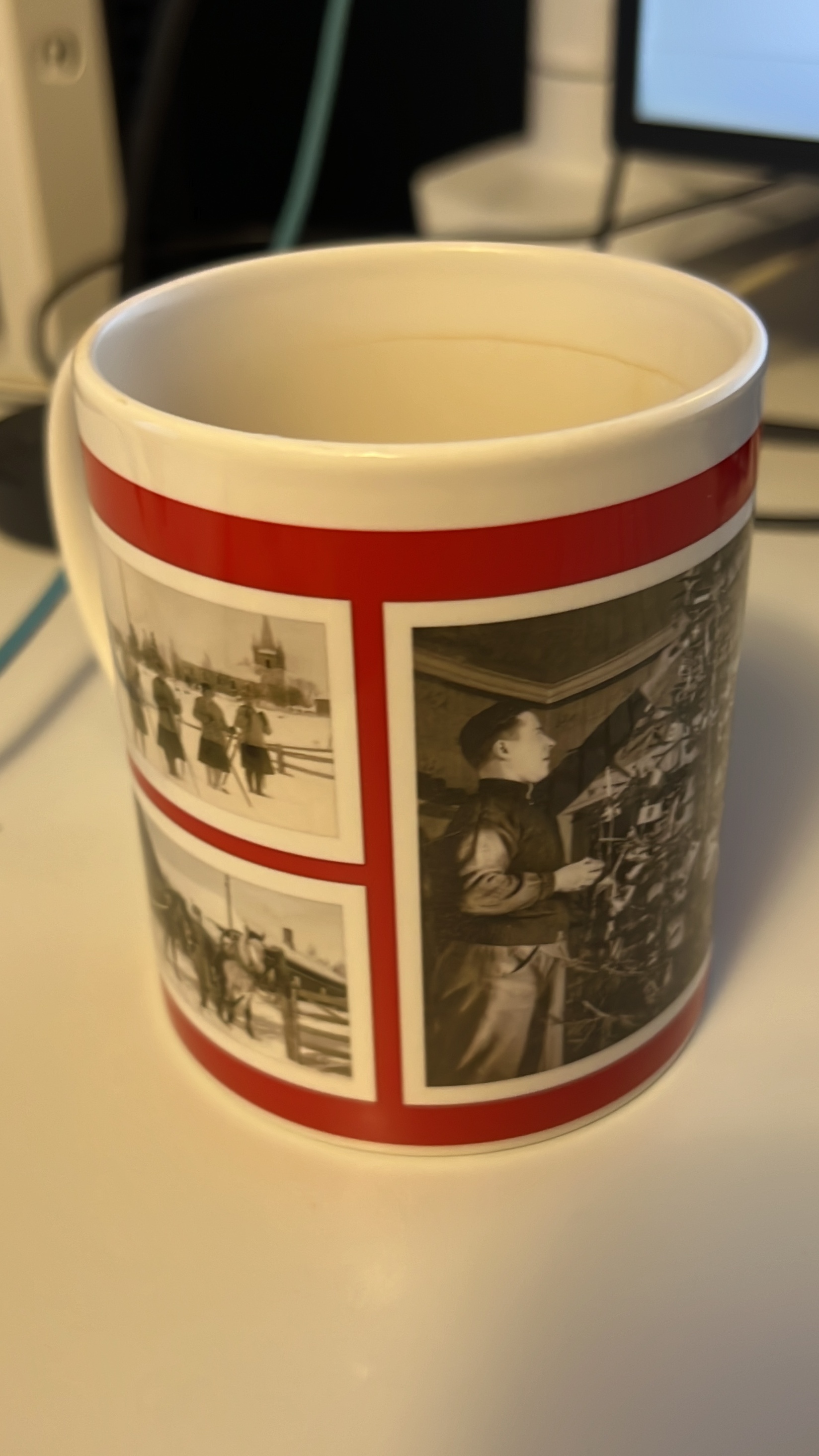 Koululaisia uimastadionin edustalla. rephoto