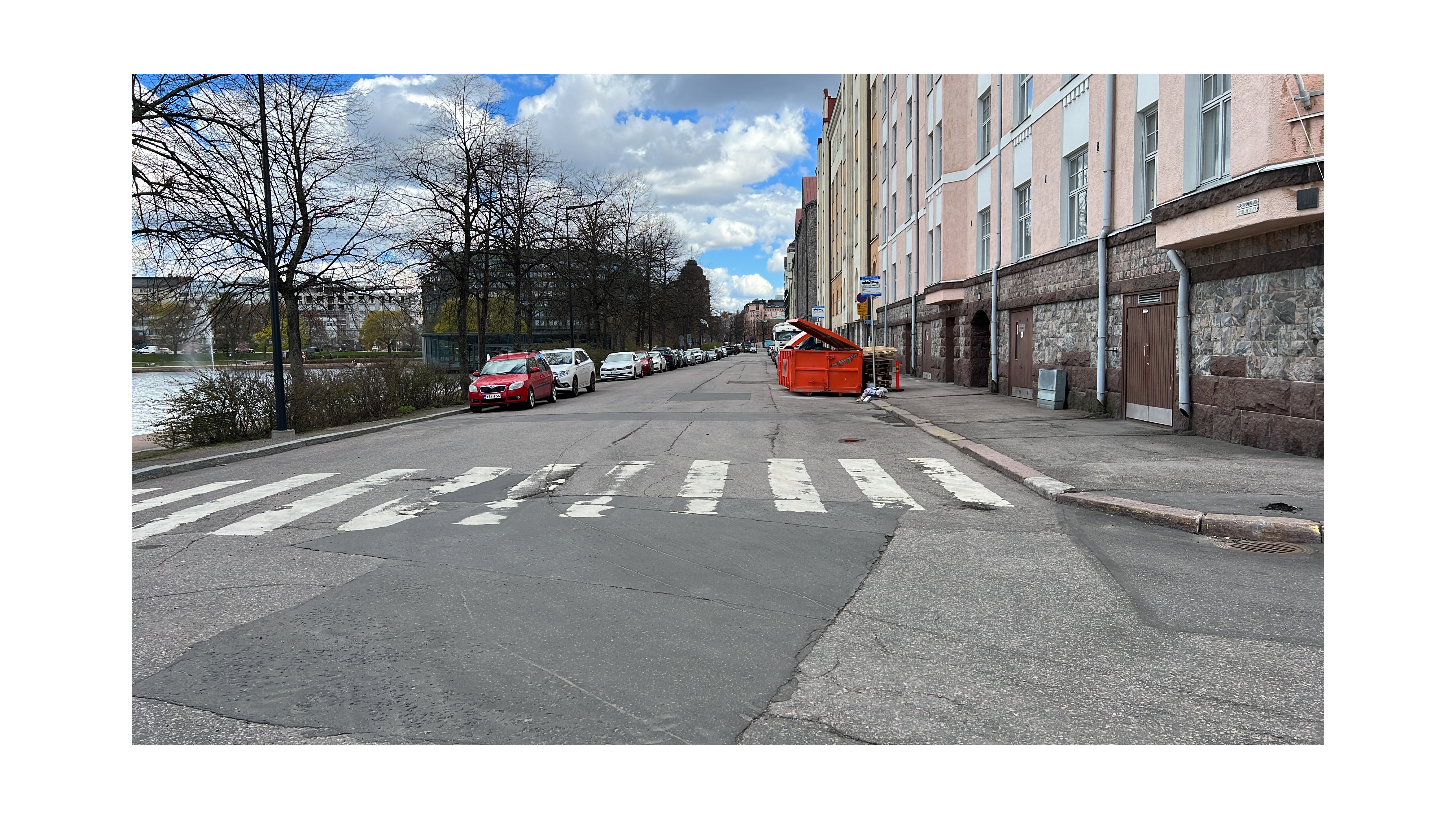 Säästöpankinranta 10. Katunäkymä Siltasaarenkärjen kulmasta koilliseen Säästöpankinrannan suuntaan. Vasemmalla Ympyrätalo Eläintarhantien laidalla. rephoto