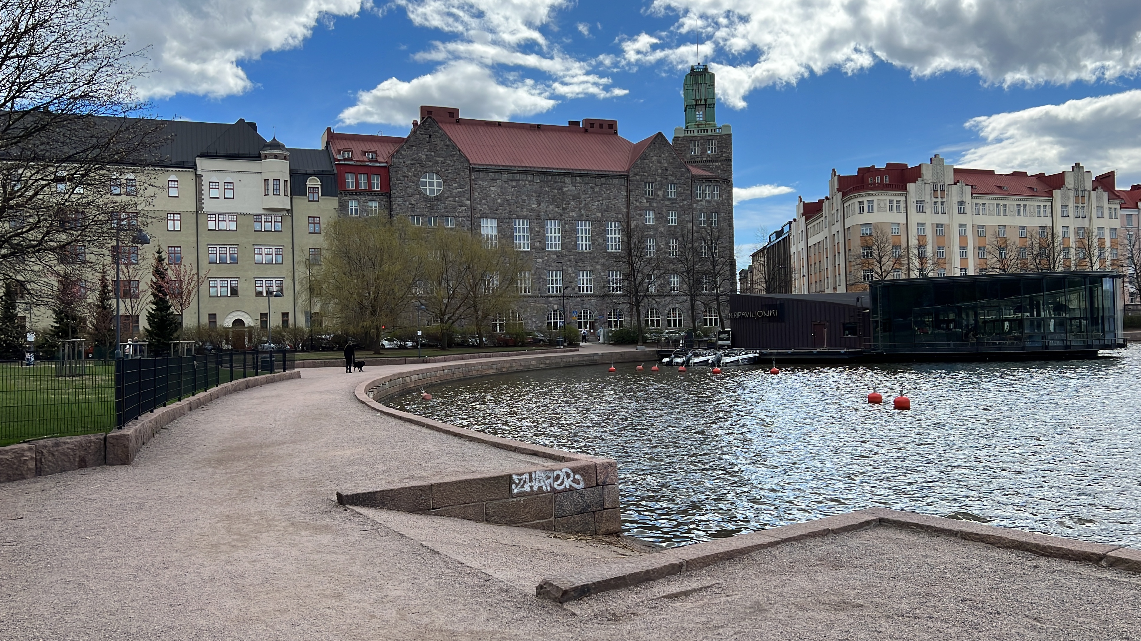 Pojat ovat ongella Eläintarhanlahdella rephoto