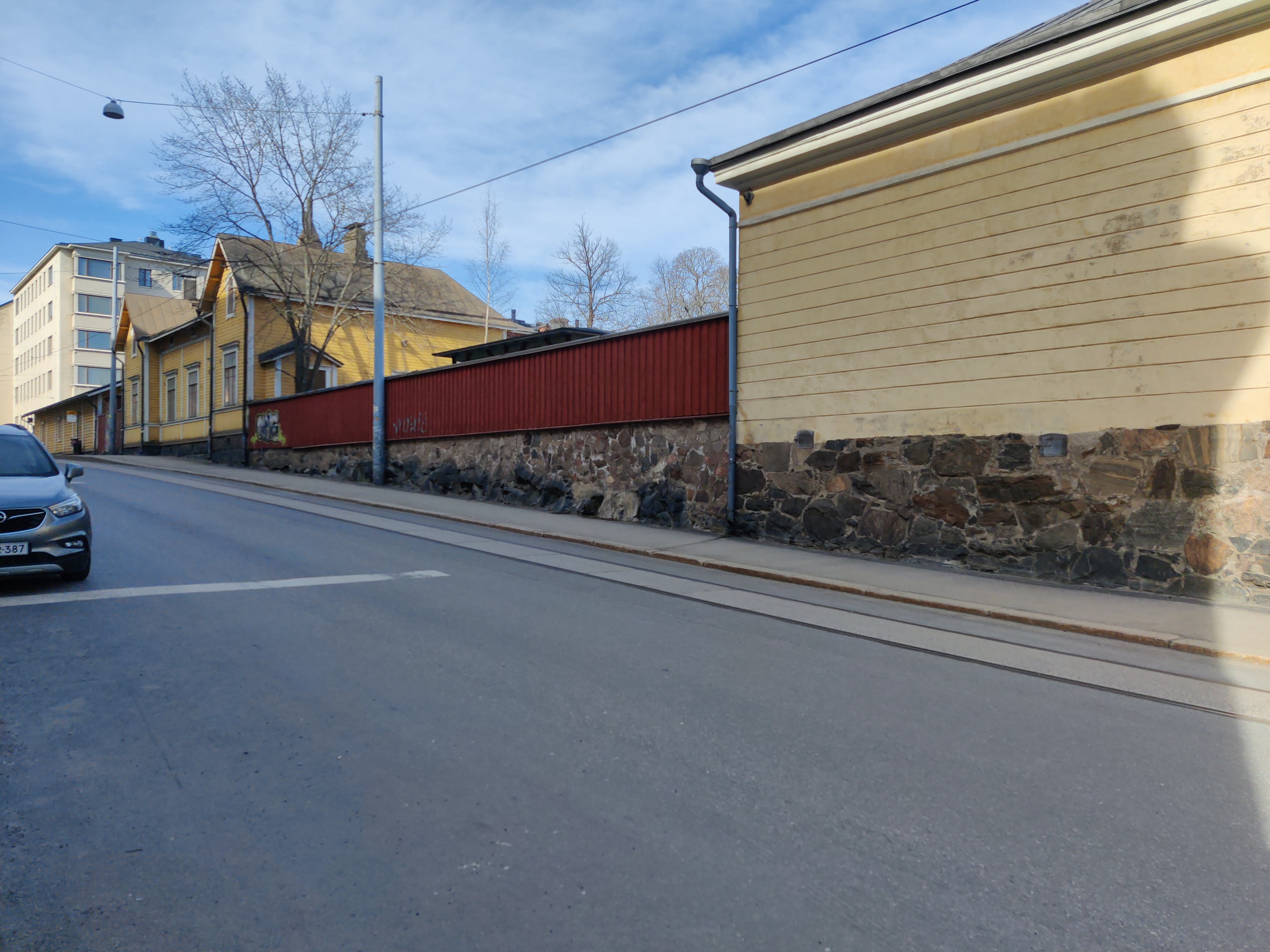Hietalahdenkatu 1, 3. oikealla Kaartin lasaretin sotilassairaalamiljöötä. Vasemmalla nainen ja tyttö lastenvaunujen kanssa, oikealla mies ylittämässä tietä. rephoto