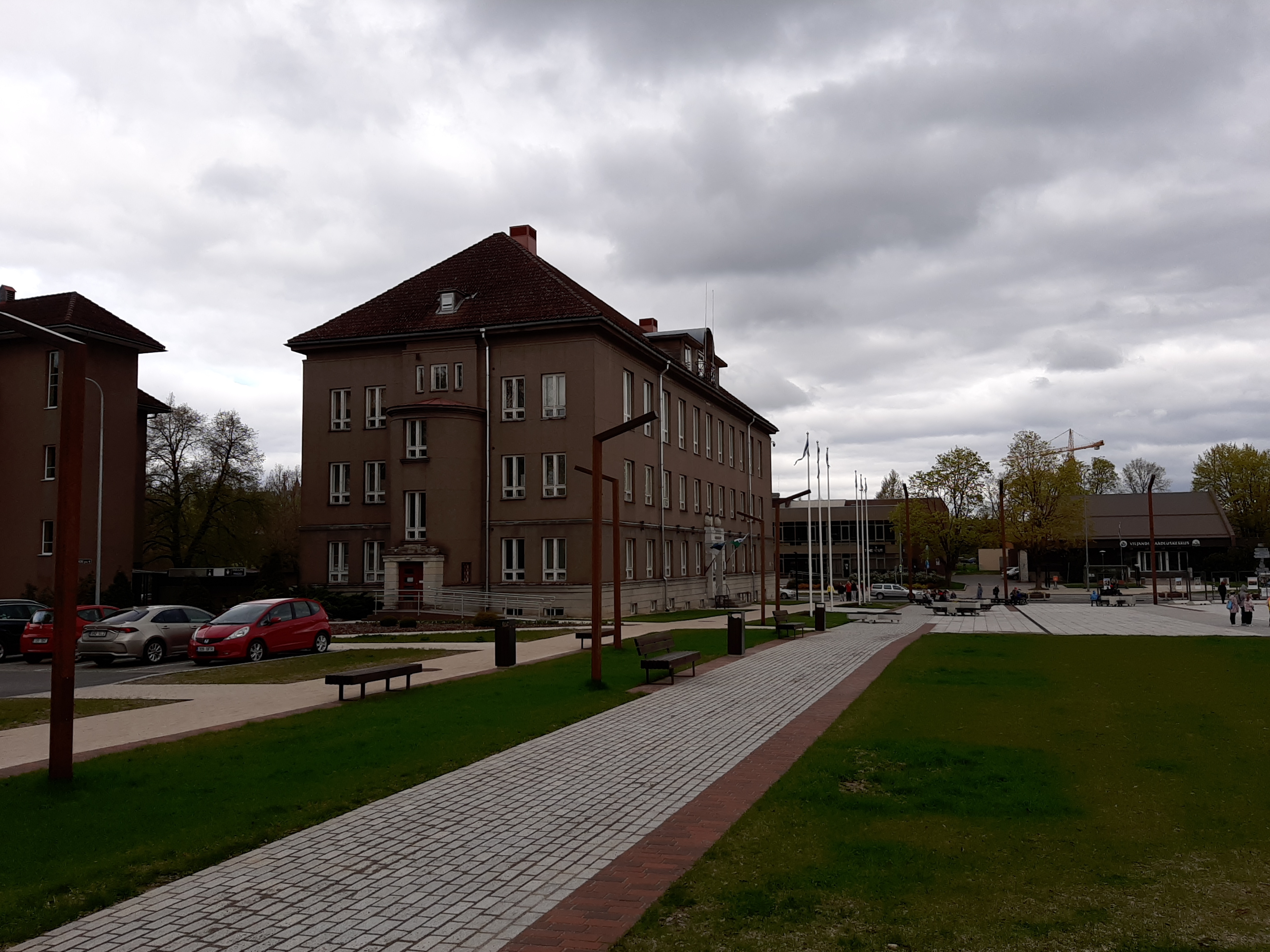 foto, Viljandi, Nõukogude väljak (Vabaduse plats), endise pangahoone taastamine administratiivhooneks, 1959, foto E. Veliste rephoto