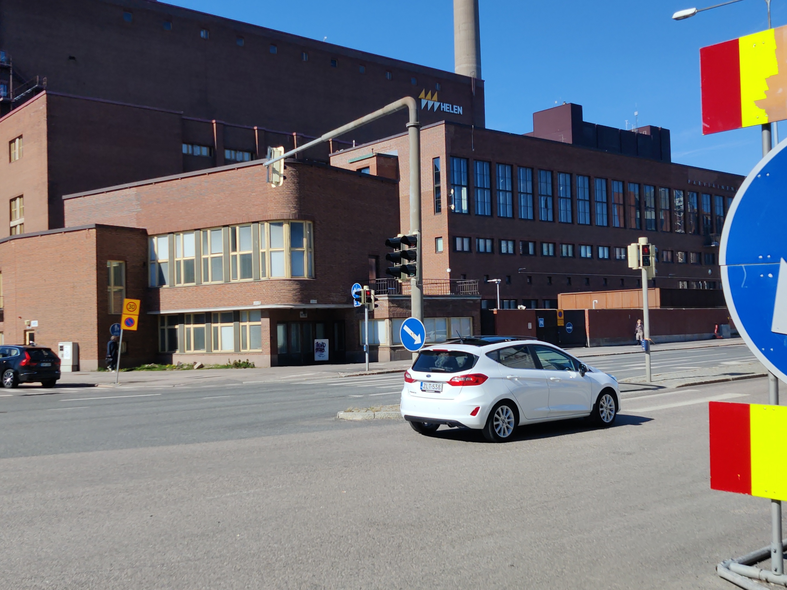 Lauttasaarenkadun ja Tallberginkadun risteys, Helsingin kaupungin sähkölaitoksen (nyk. Helsingin Energia) Salmisaaren voimalaitos, Lauttasaarenkatu 11 (=Porkkalankatu 11). rephoto