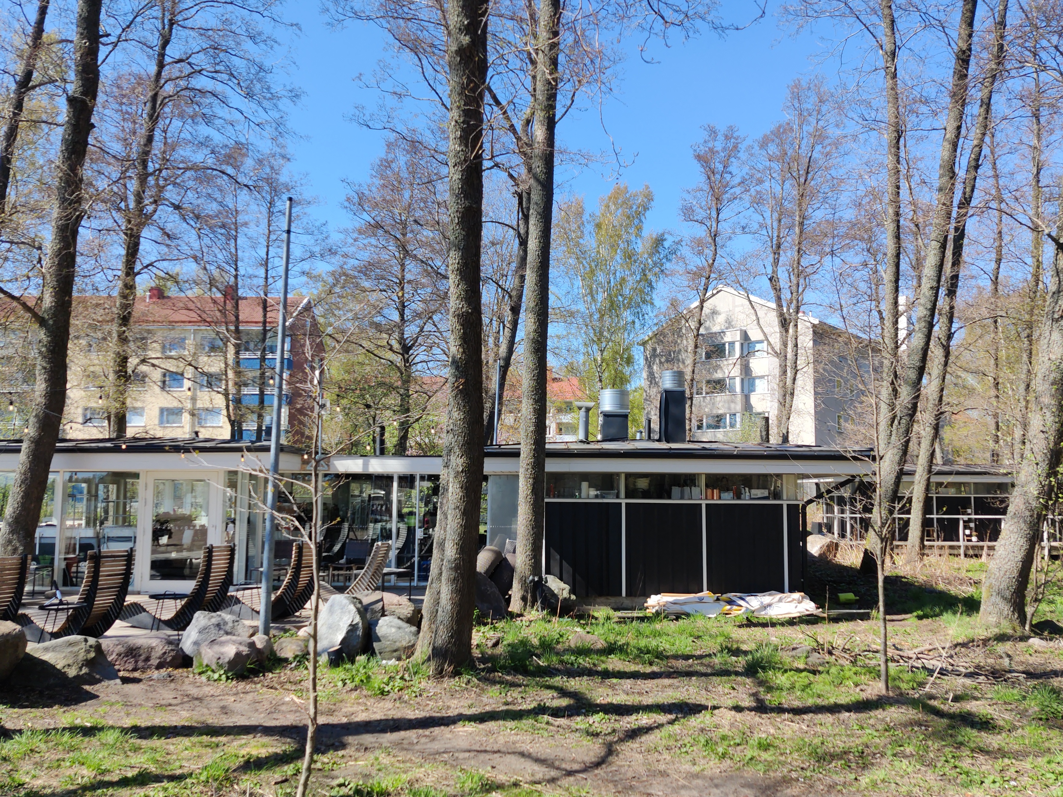 Lauttasaaren kasino Hevosenkenkälahden rannalla. rephoto