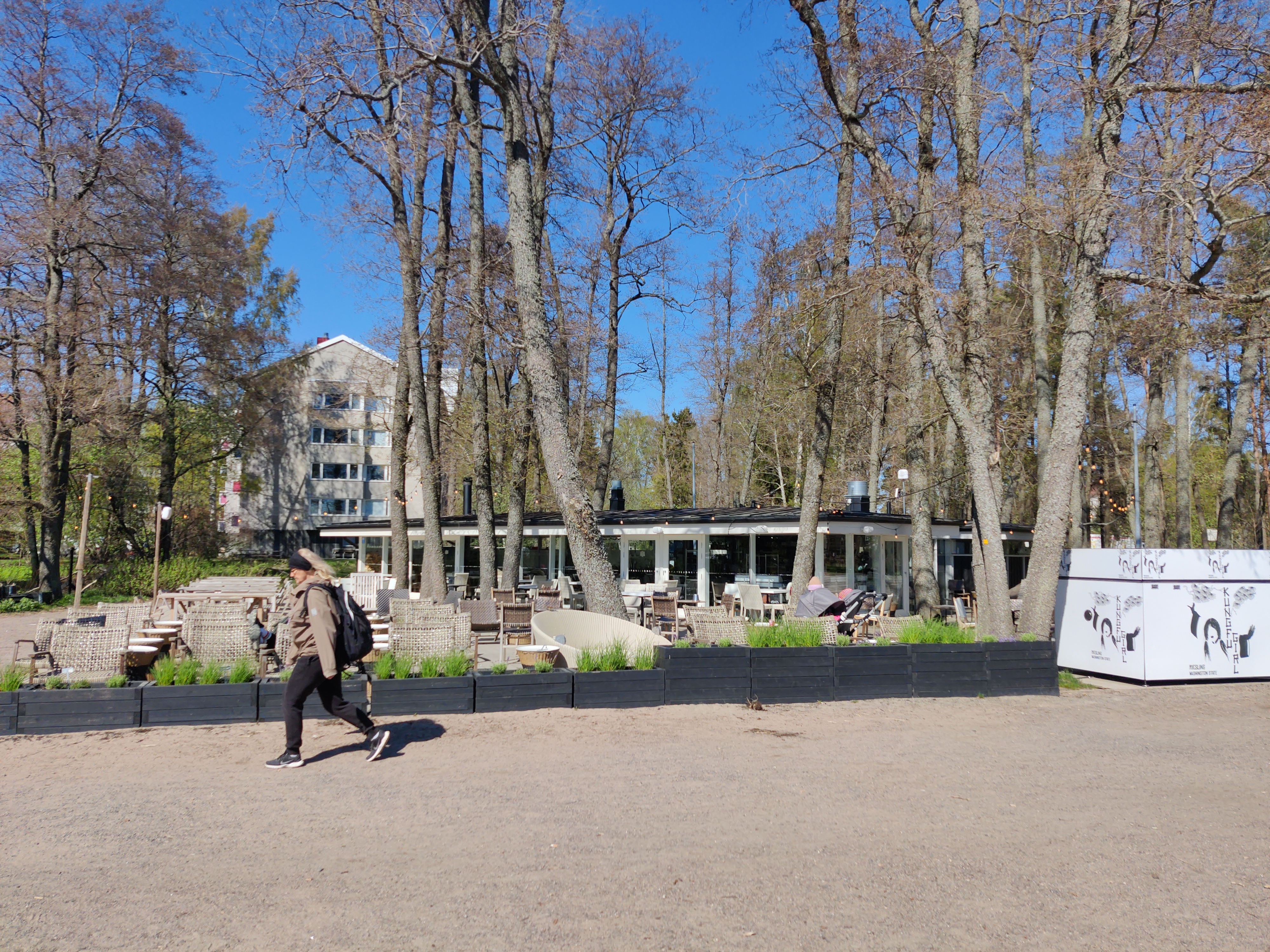 Lauttasaaren kasino Hevosenkenkälahden rannalla. rephoto