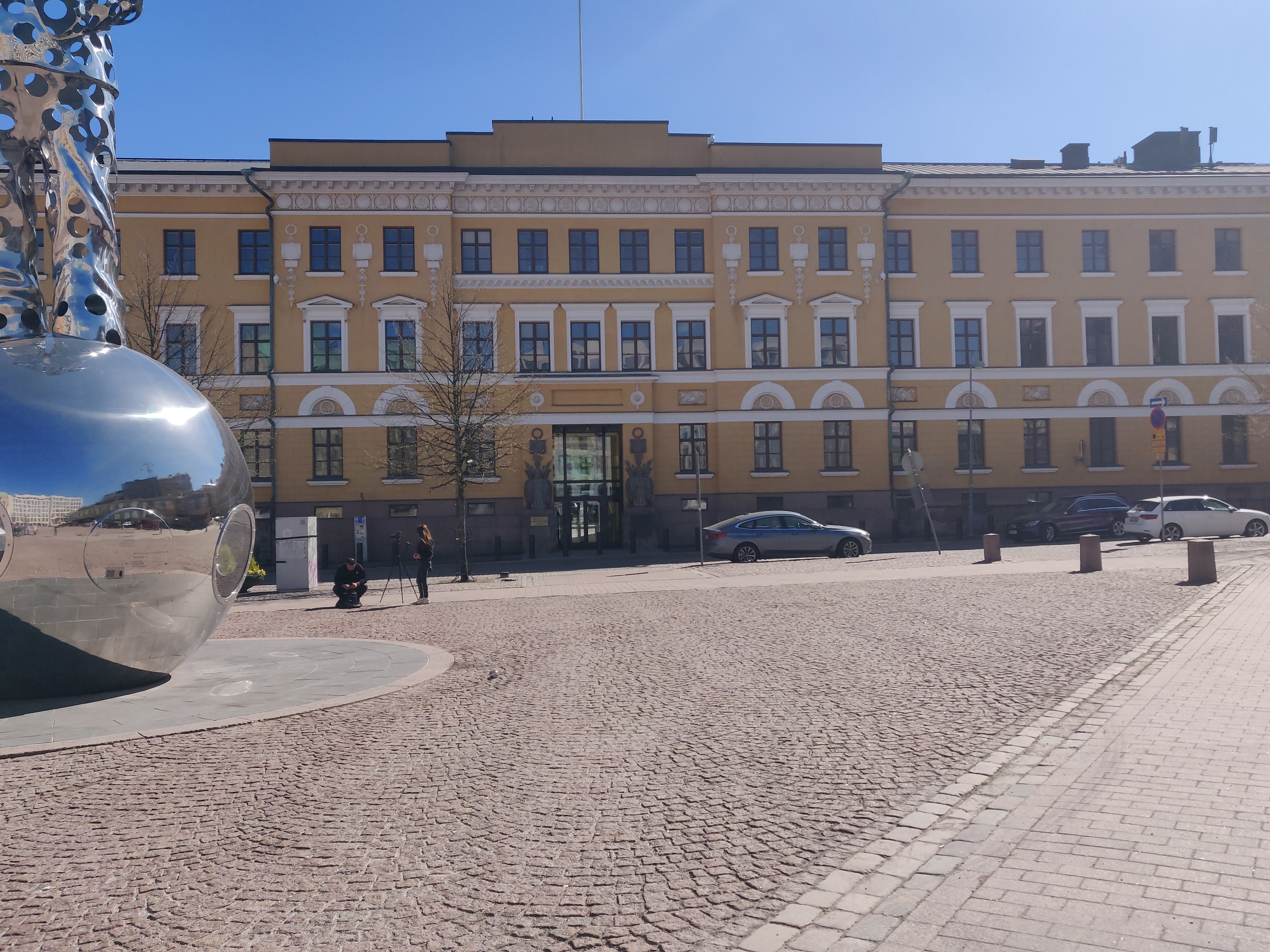 Carl Ludvig Engelin suunnittelema 1822 valmistunut Kaartin kasarmi Kasarmitorilla kuvattuna suoraan edesä. rephoto