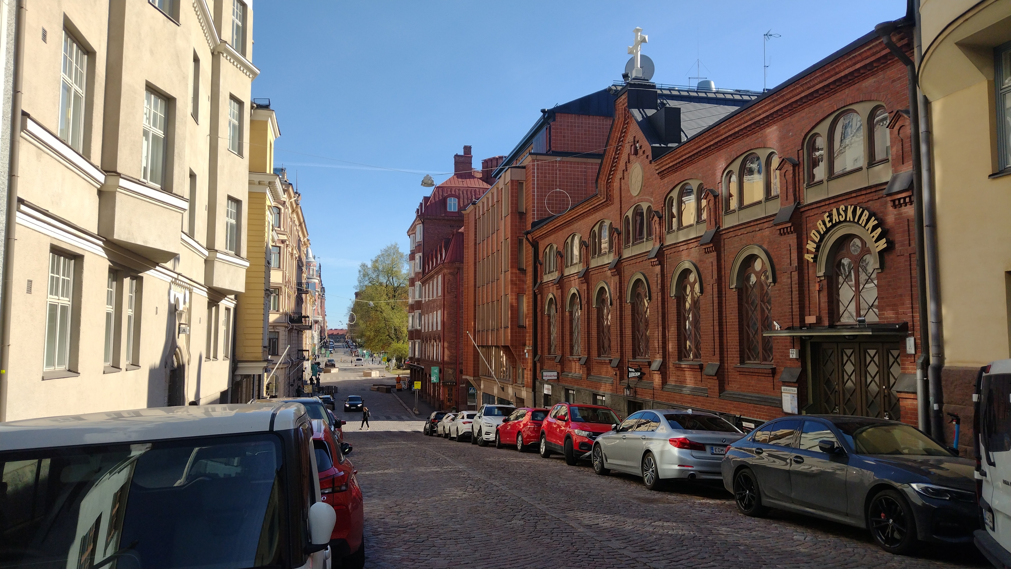 Näkymä Korkeavuorenkatua pitkin alas kohti Ullanlinnaa. rephoto