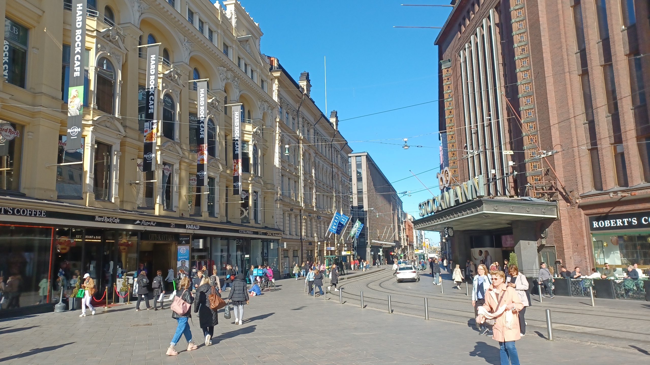 Aleksanterinkatu Mannerheimintieltä kuvattuna, joulukatu. Oikealla Stockmannin tavaratalo joulukoristeineen, vasemmalla Aleksanterinkatu 21, 19. rephoto