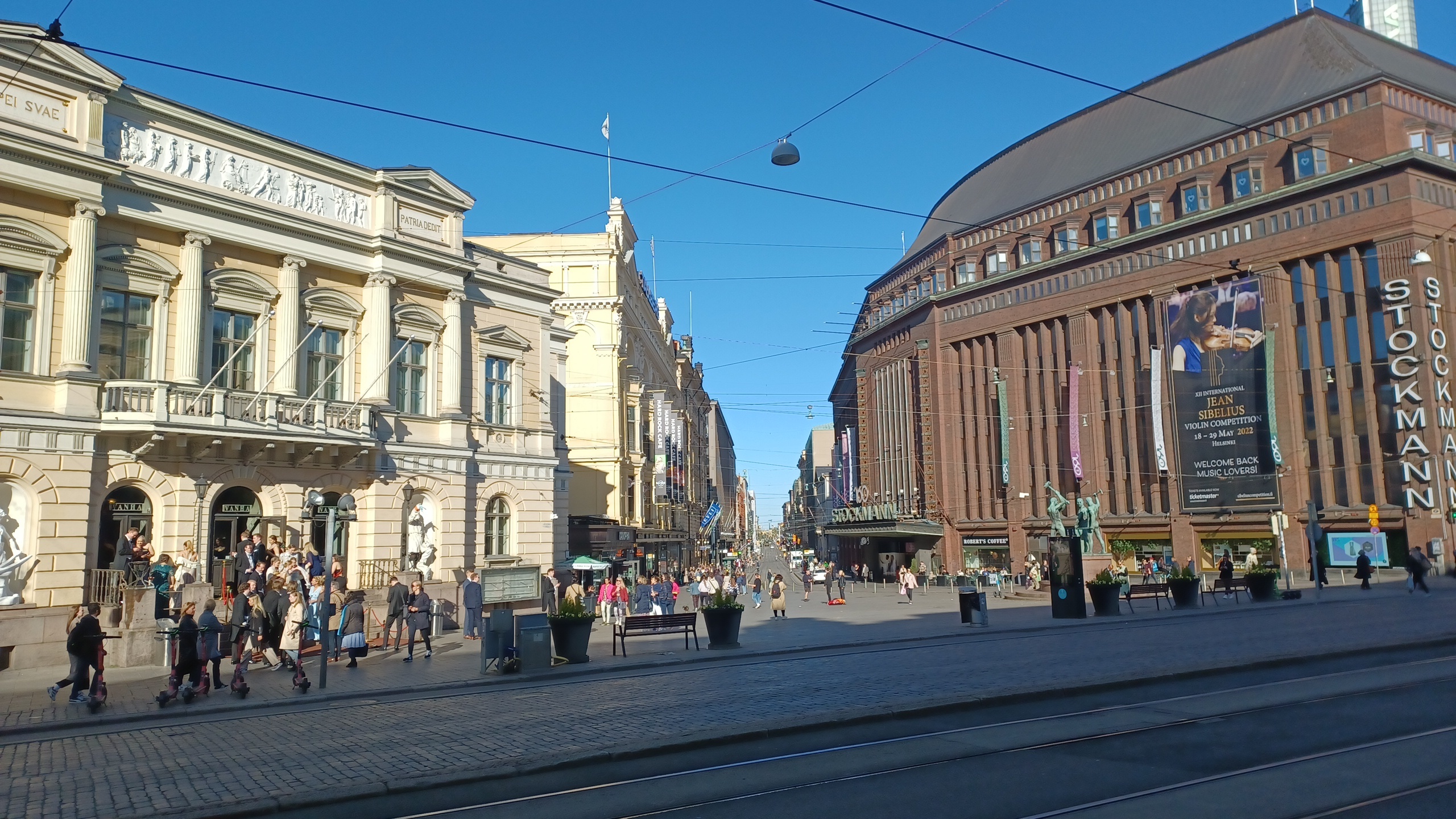 Aleksanterinkatu 23, 19, 17. Vasemmalla Vanha ylioppilastalo, Aleksanterinkatu 23, oikealla kaivo. rephoto