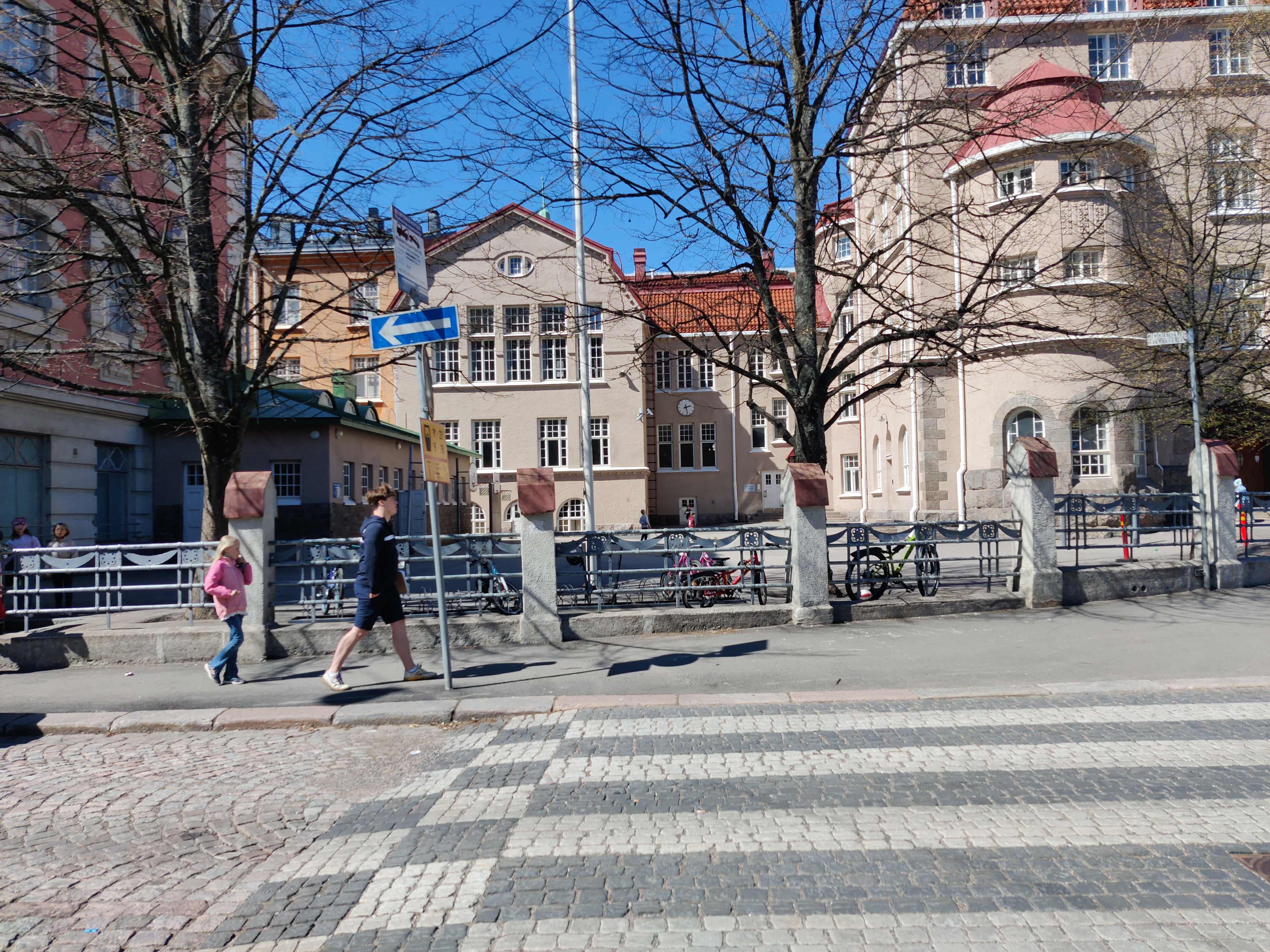 Laivurinrinne. Koululaista ylittämässä katua Laivurinrinteen ja Merimiehenkadun risteyksessä. Taustalla Cygnaeus folkskola (nyk. lågstadieskola). rephoto